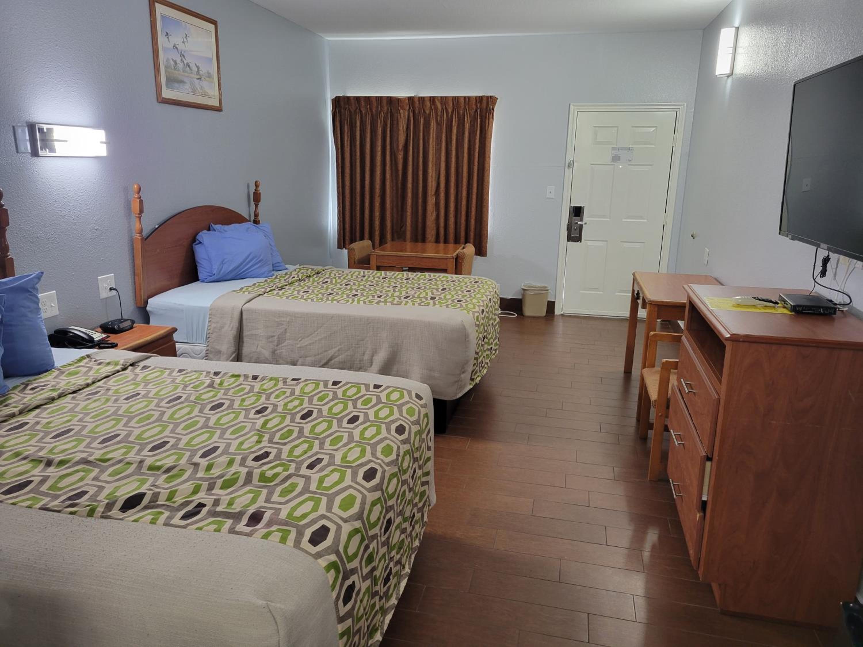 Queen Room with Two Queen Beds - Photo 3
