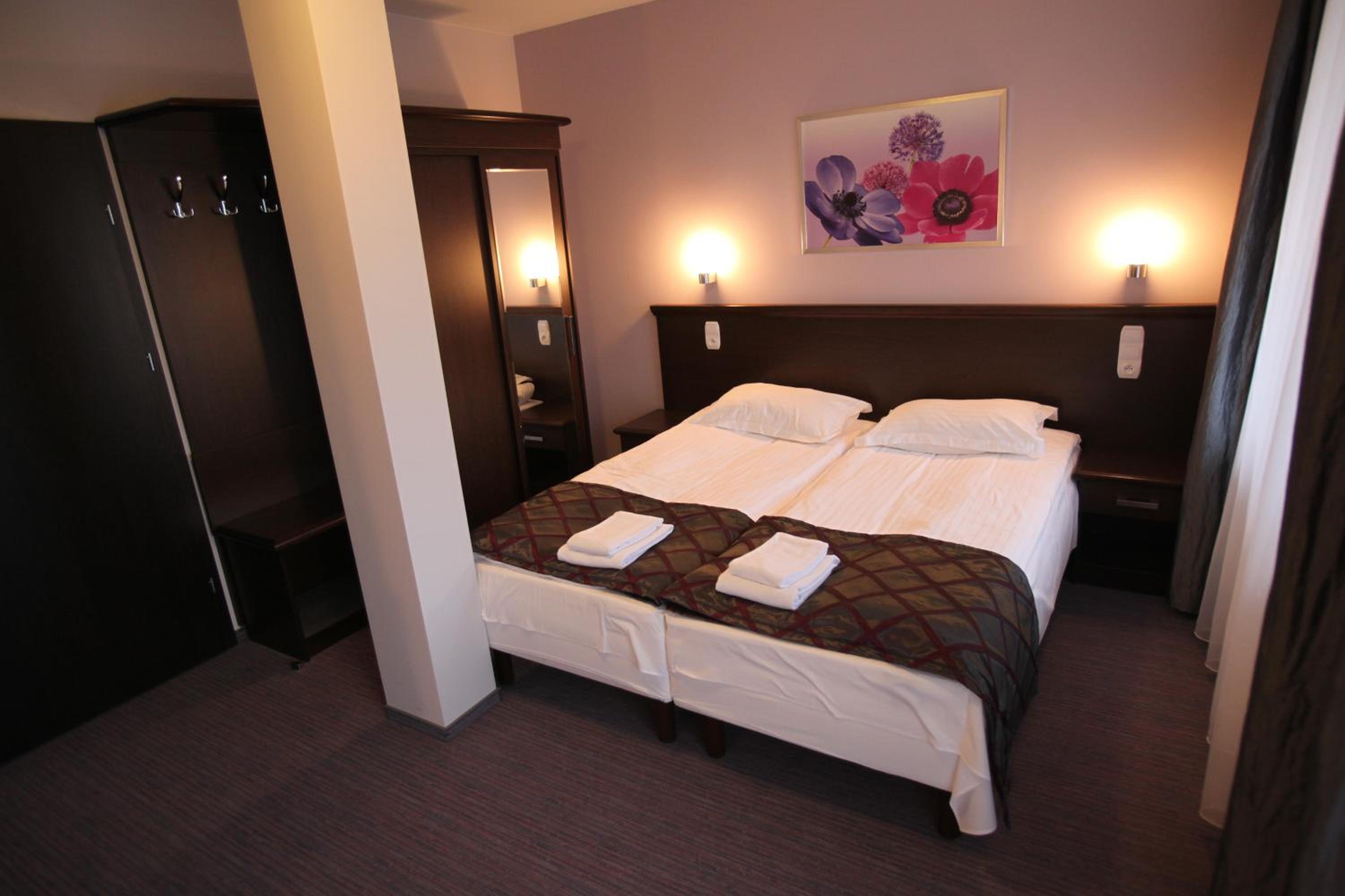 Twin Room - Photo 7