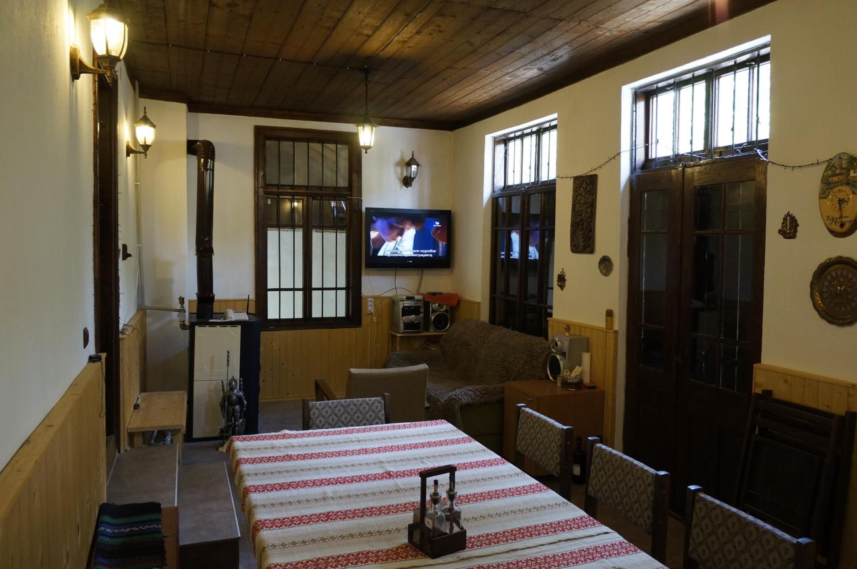 Five-Bedroom House photo 1