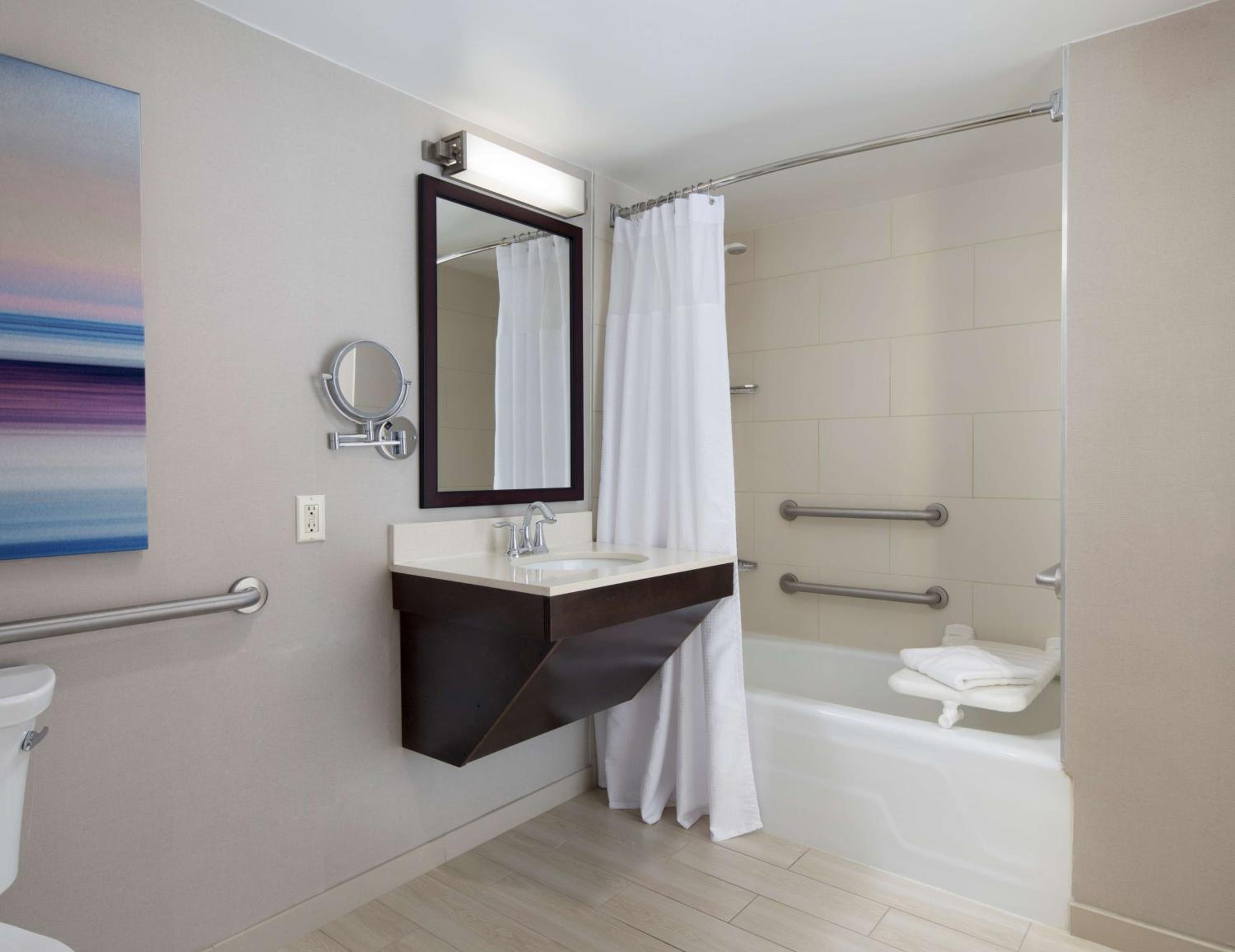 Deluxe Queen Room with Accessible Tub - Mobility/Hearing Accessible - Photo 3