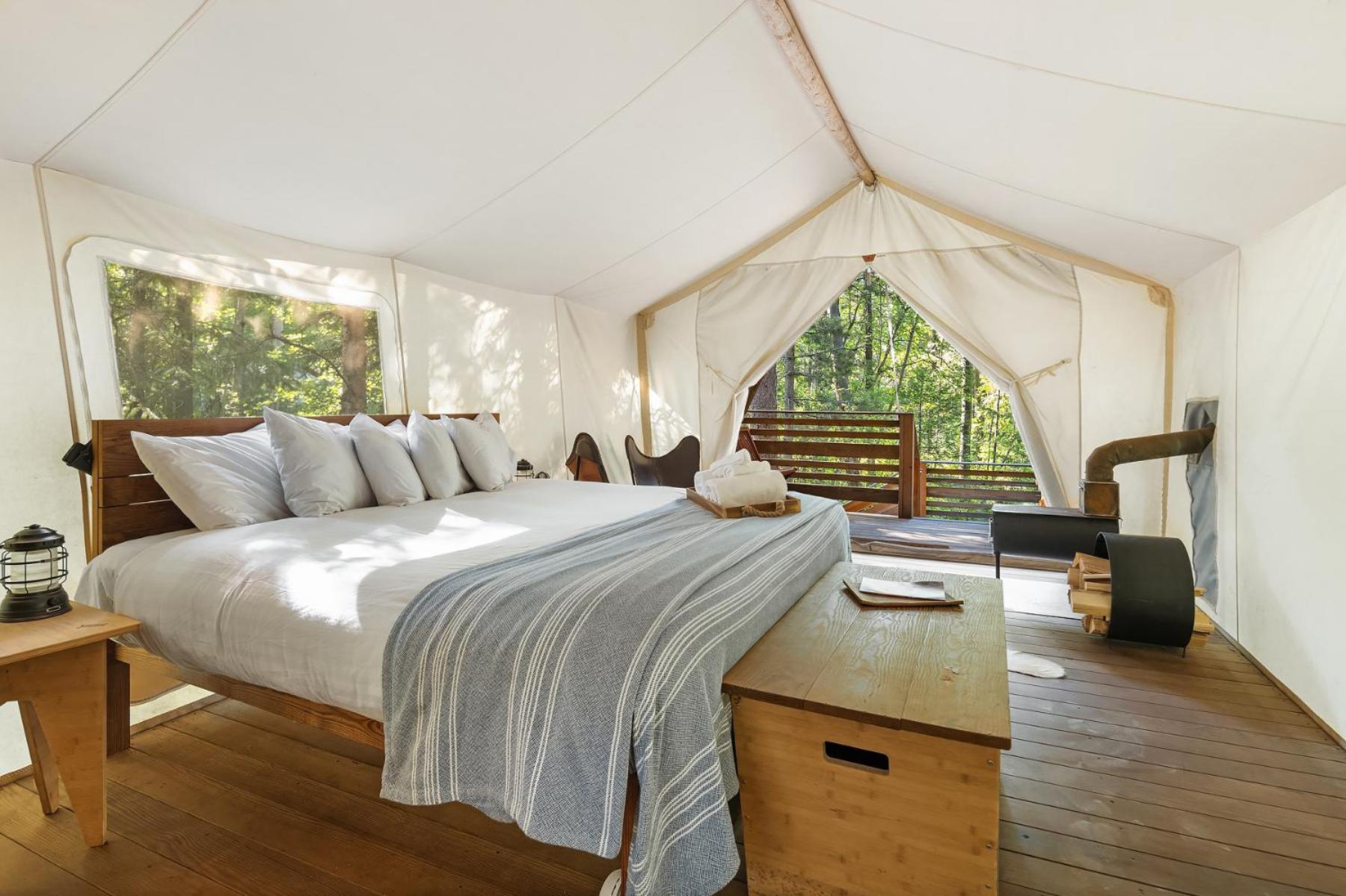 Deluxe Tent with Private Bathroom photo 3