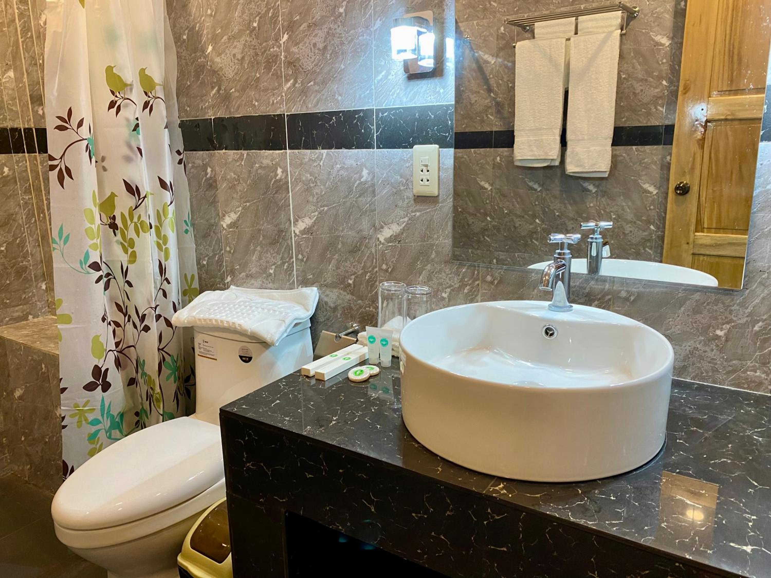 Superior King Room - Photo 9