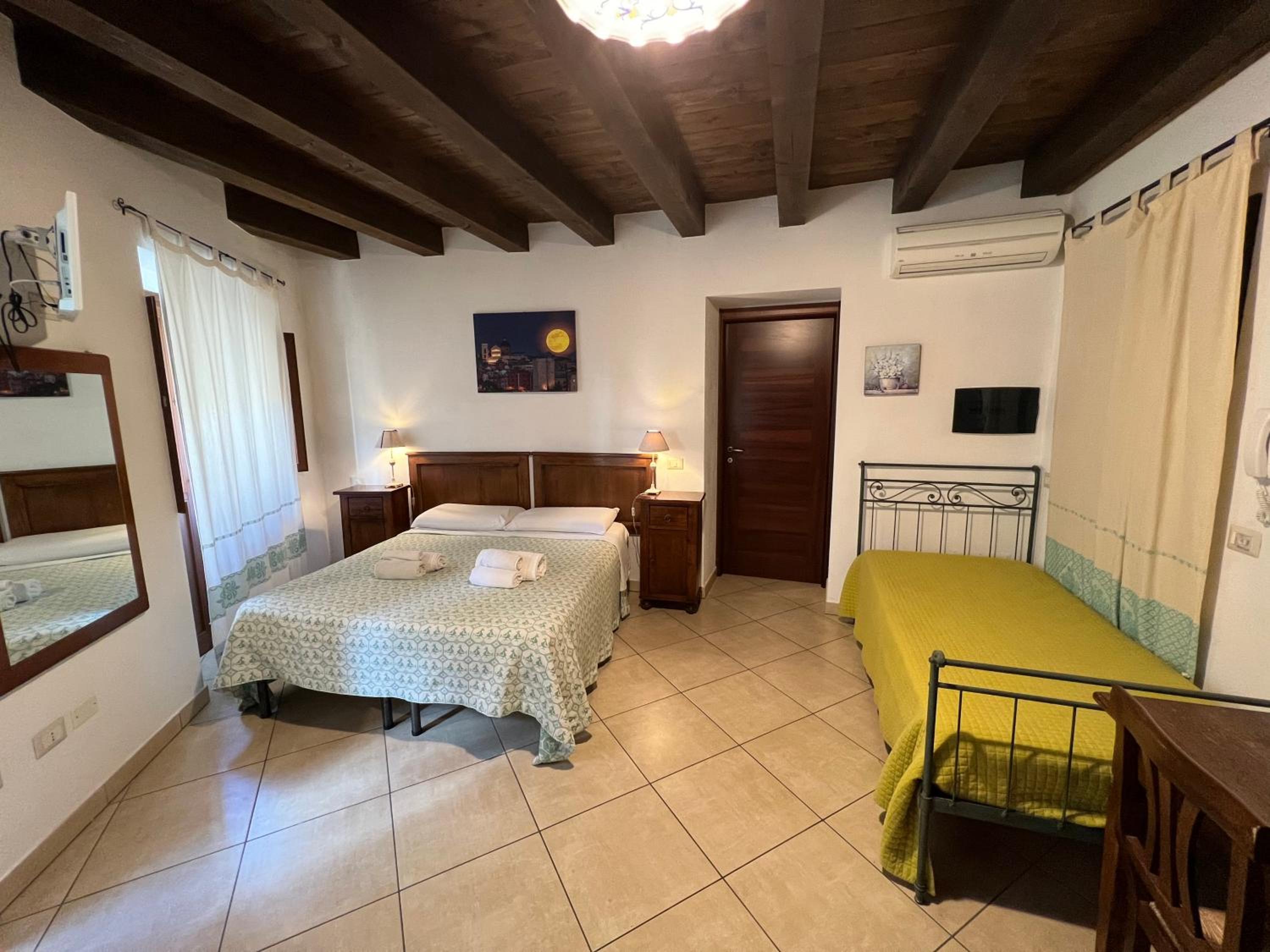 Large Double or Twin Room photo 3