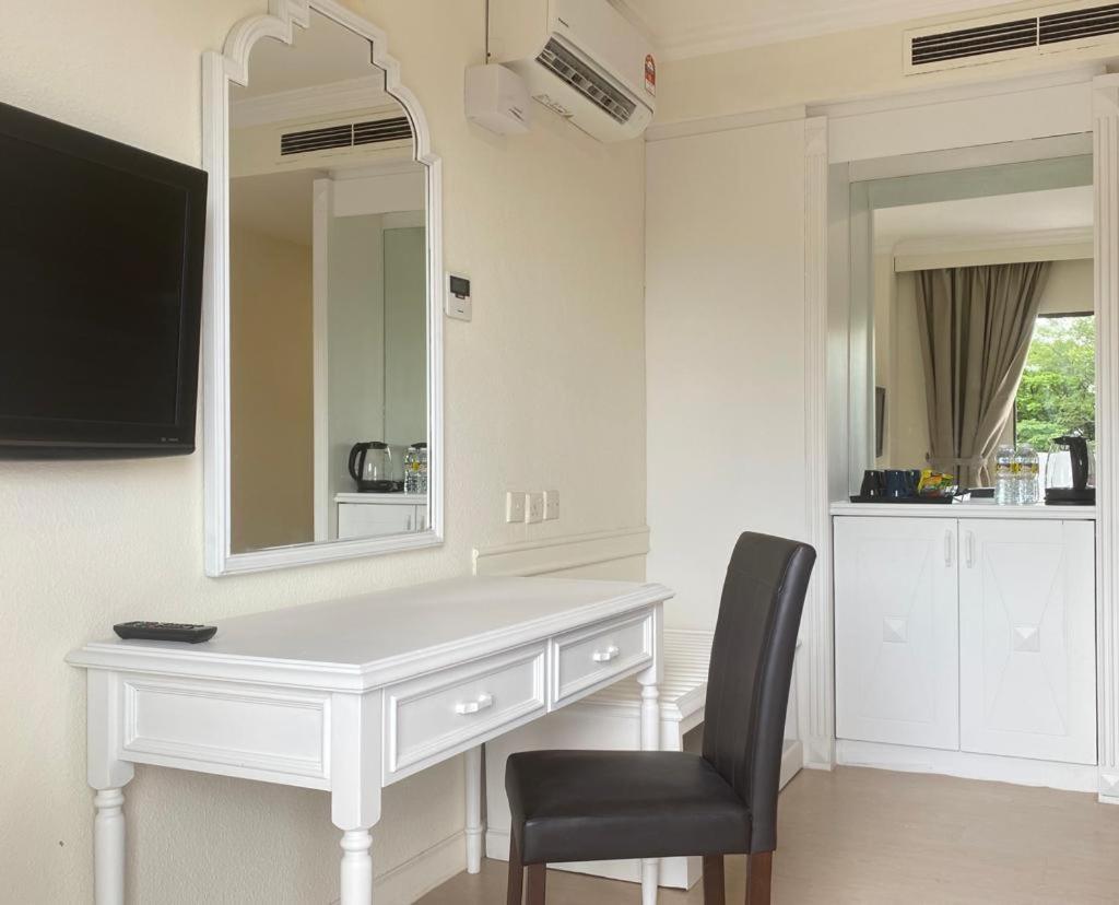 Family Room - Photo 13