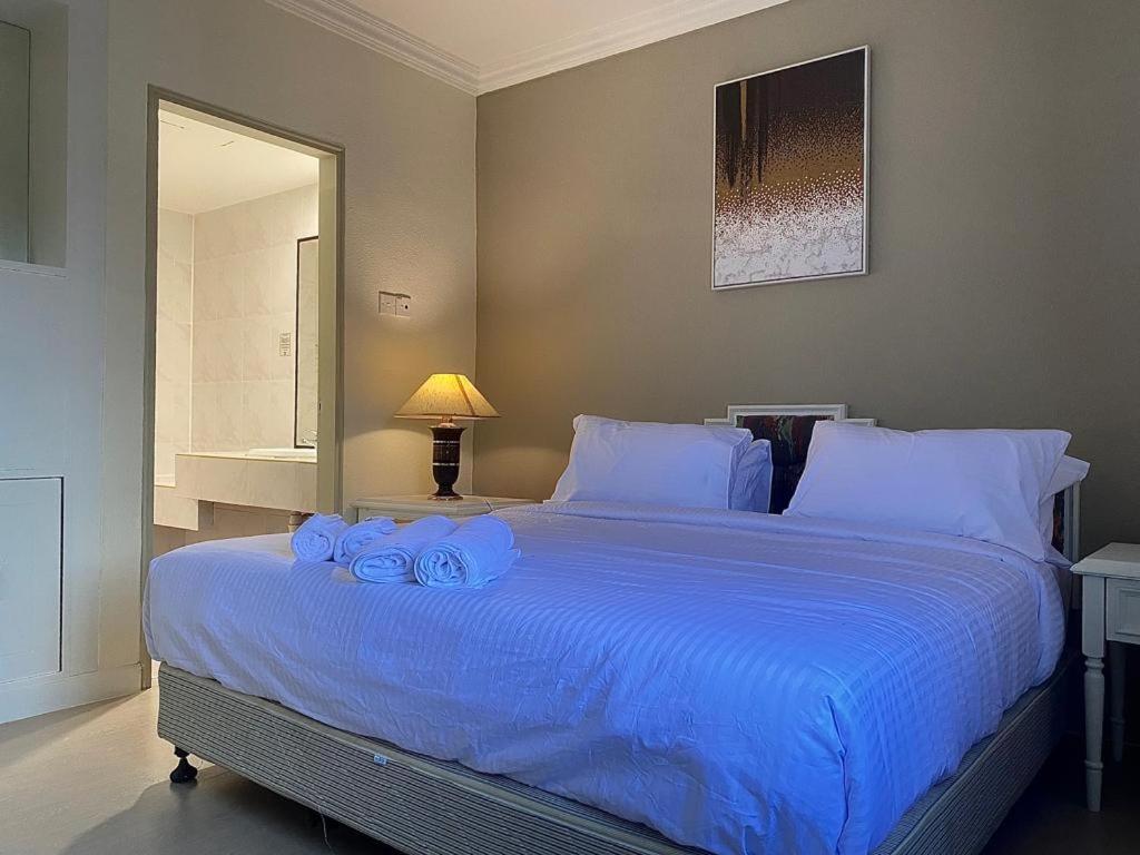Executive Suite - Photo 2