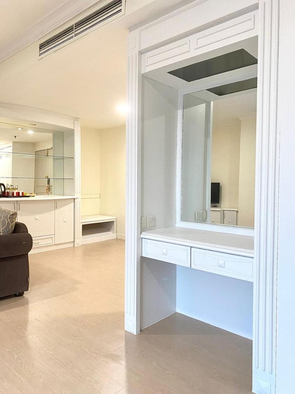 Executive Suite - Photo 10