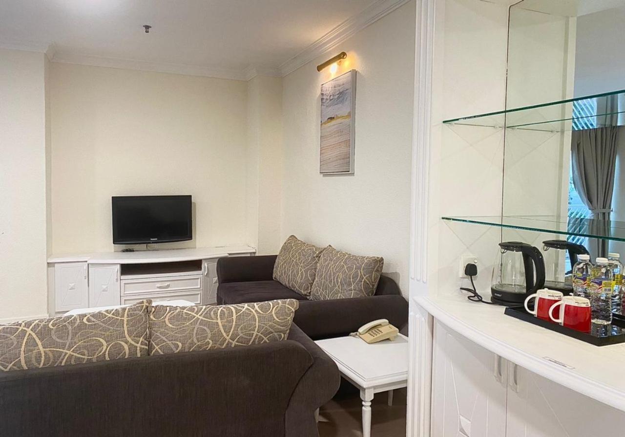Executive Suite - Photo 6