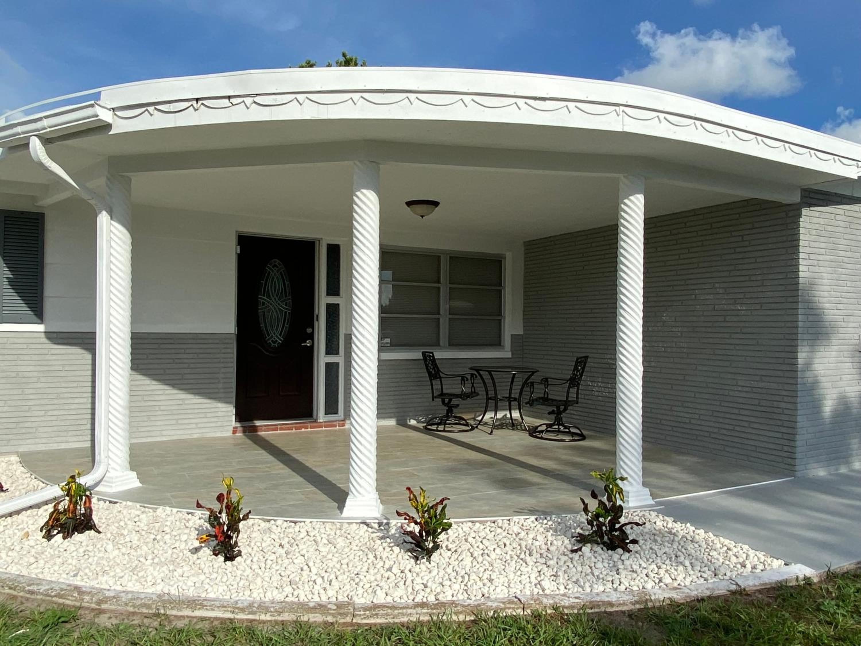Three-Bedroom House photo 3