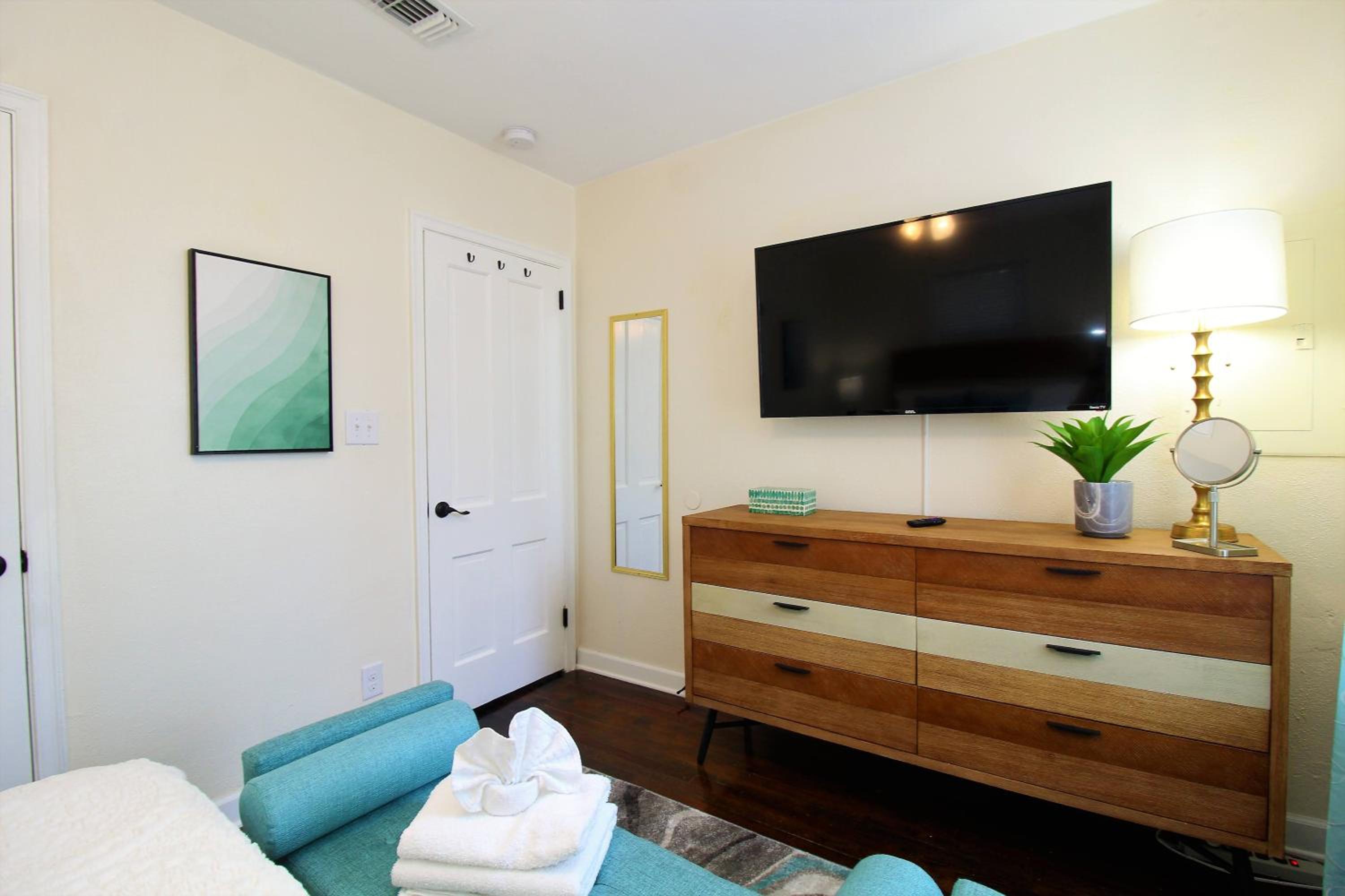 Three-Bedroom House - Photo 22