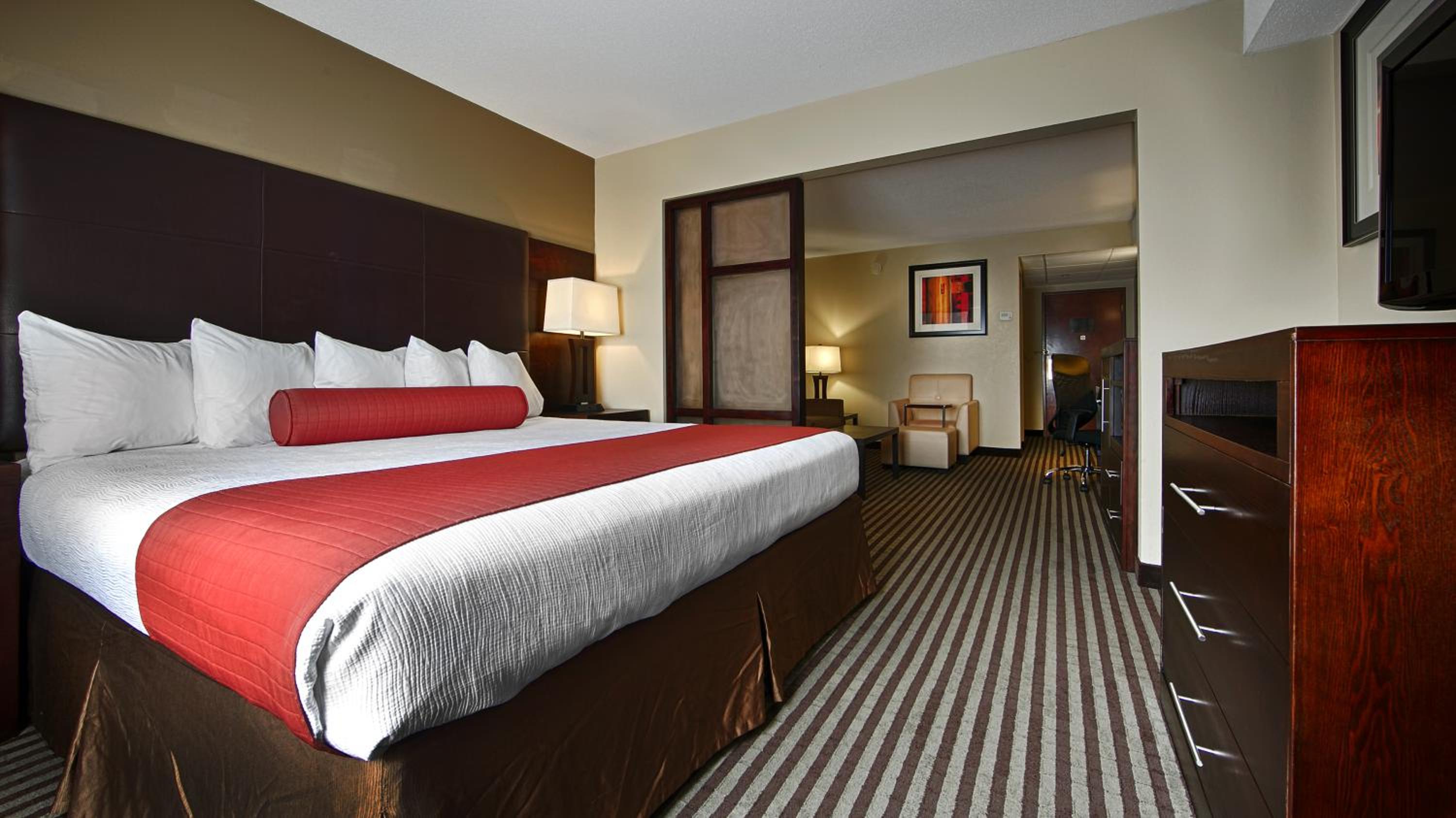 King Suite with Sofa Bed - Non Smoking - Photo 3