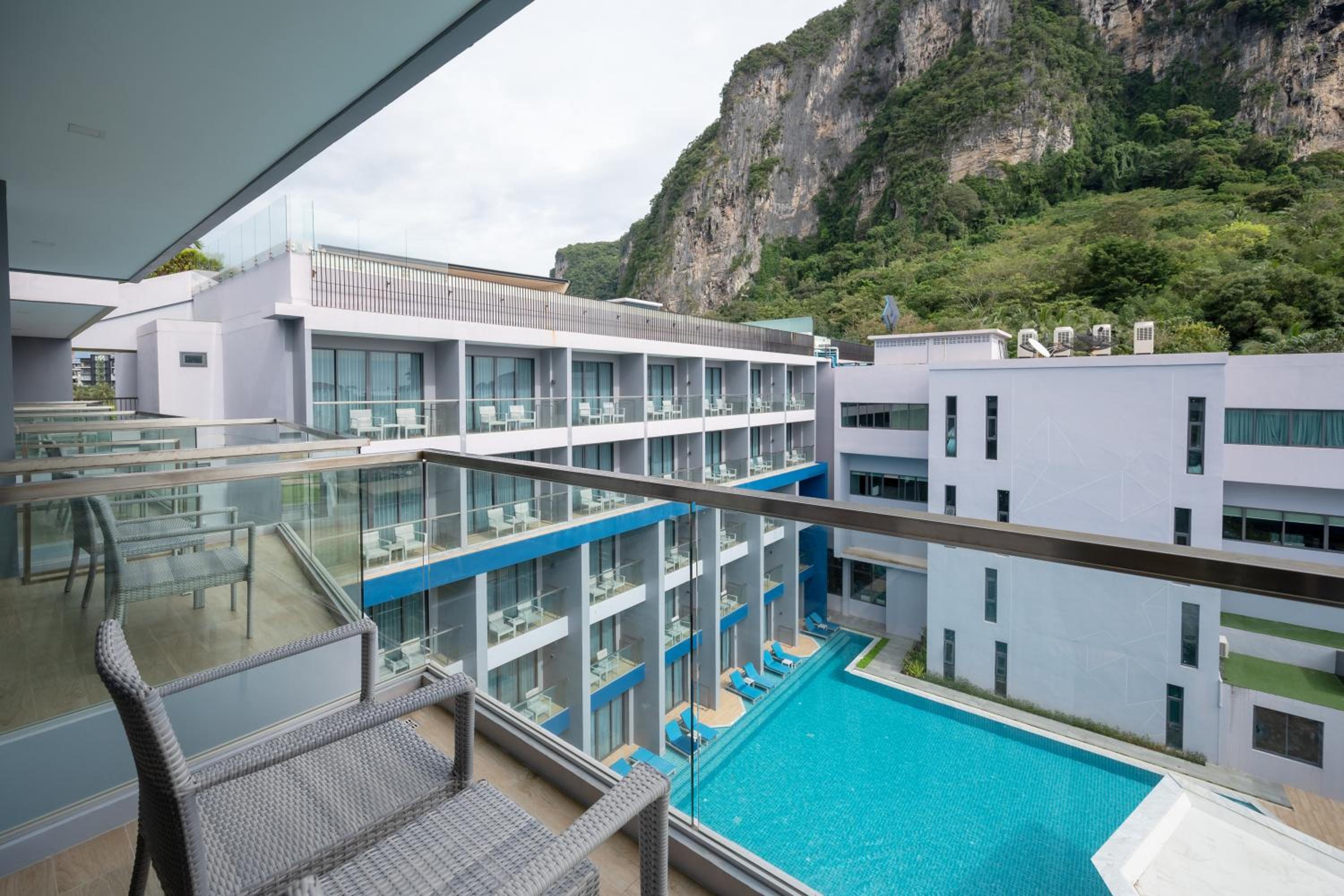 Premier King Room with Pool View - Photo 6