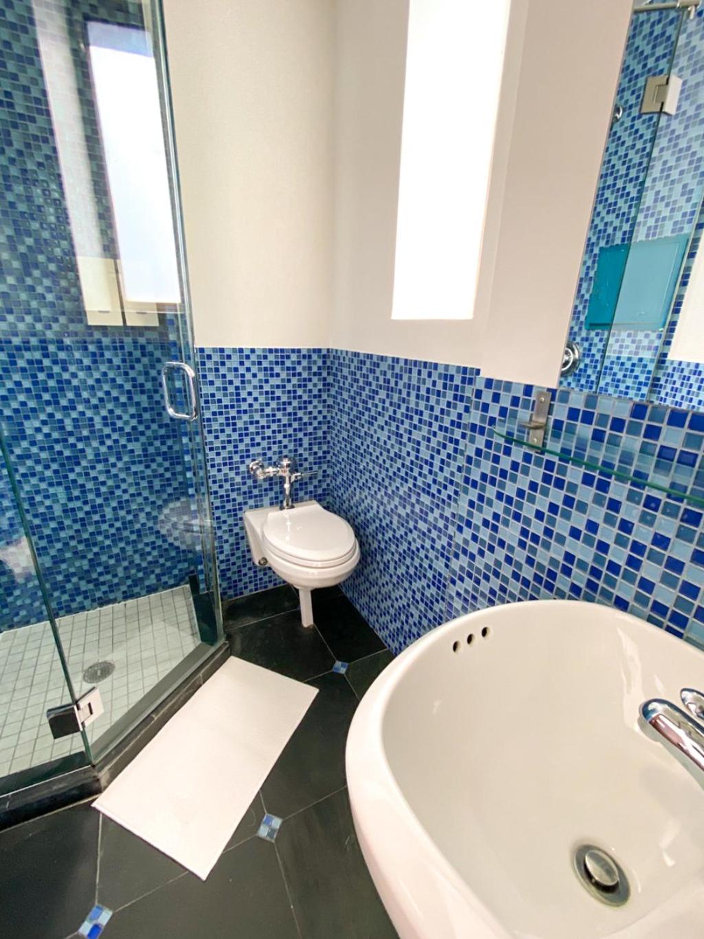 Queen Room thumbnail 6