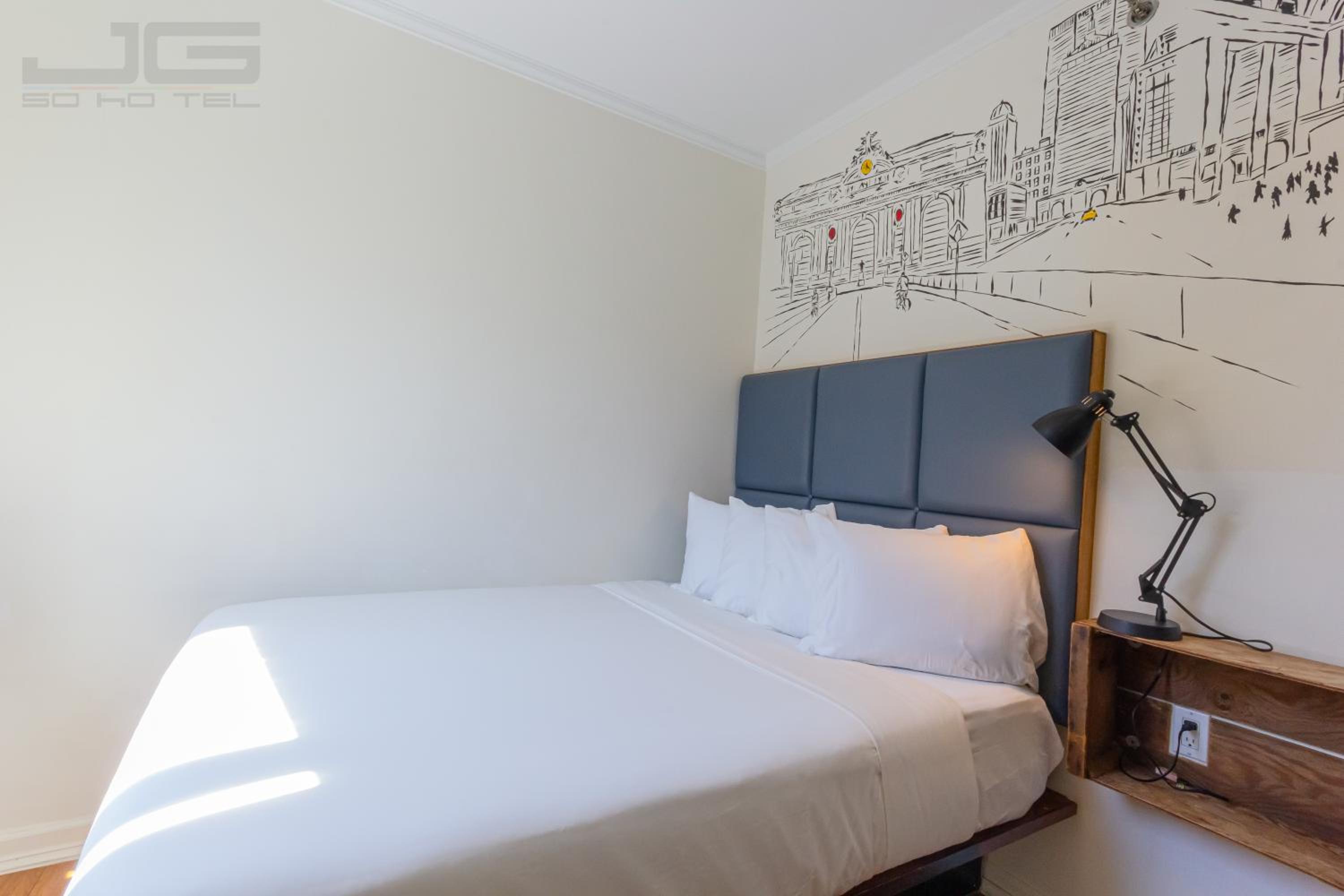 Queen Room thumbnail 5