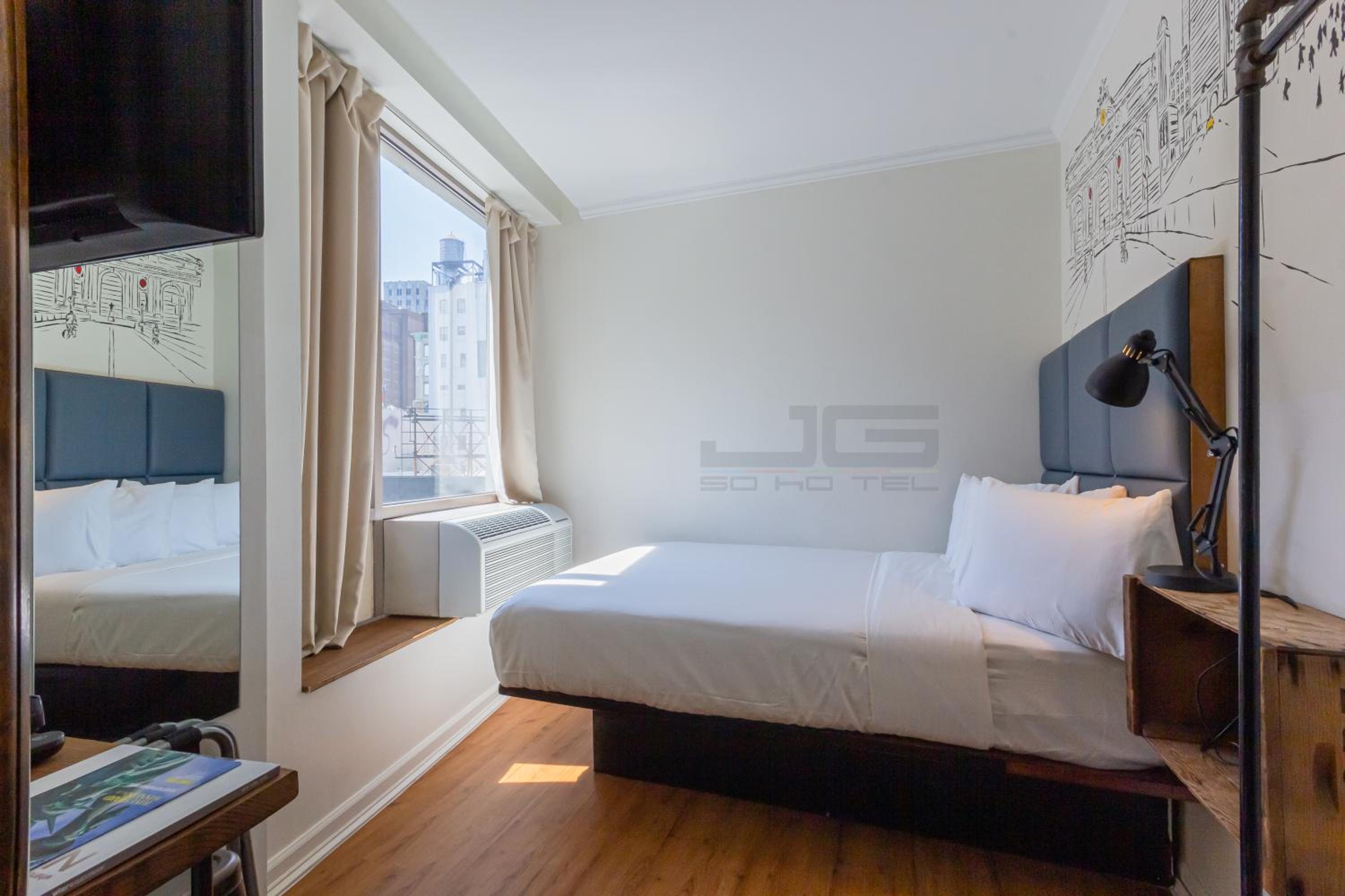 Queen Room thumbnail 6
