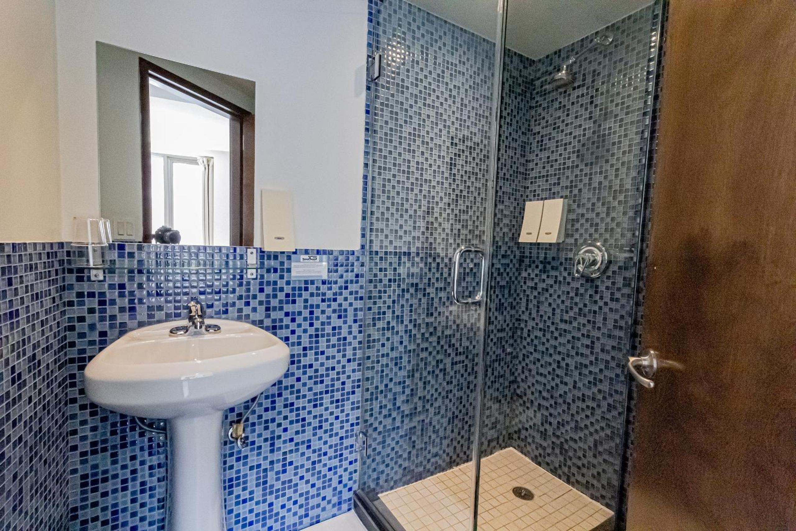 Standard King Room thumbnail 6