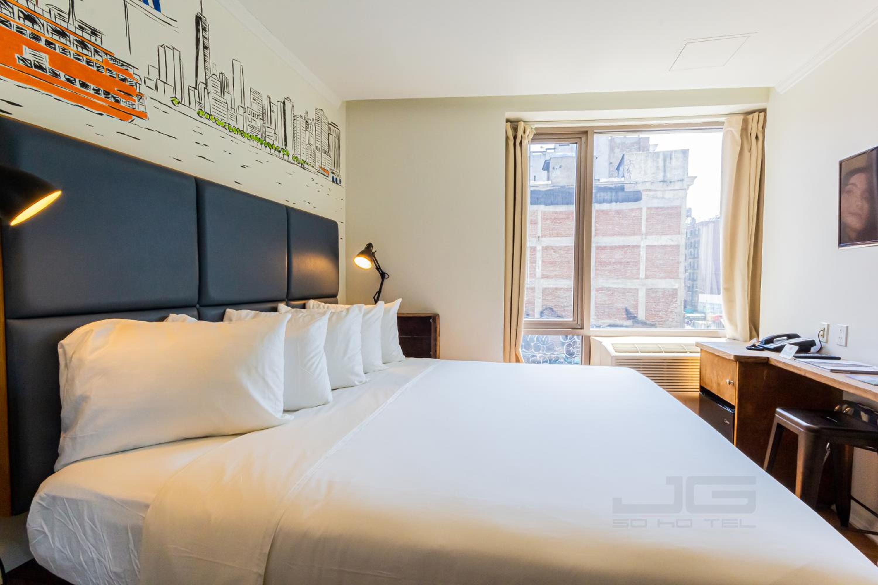 Standard King Room thumbnail 5