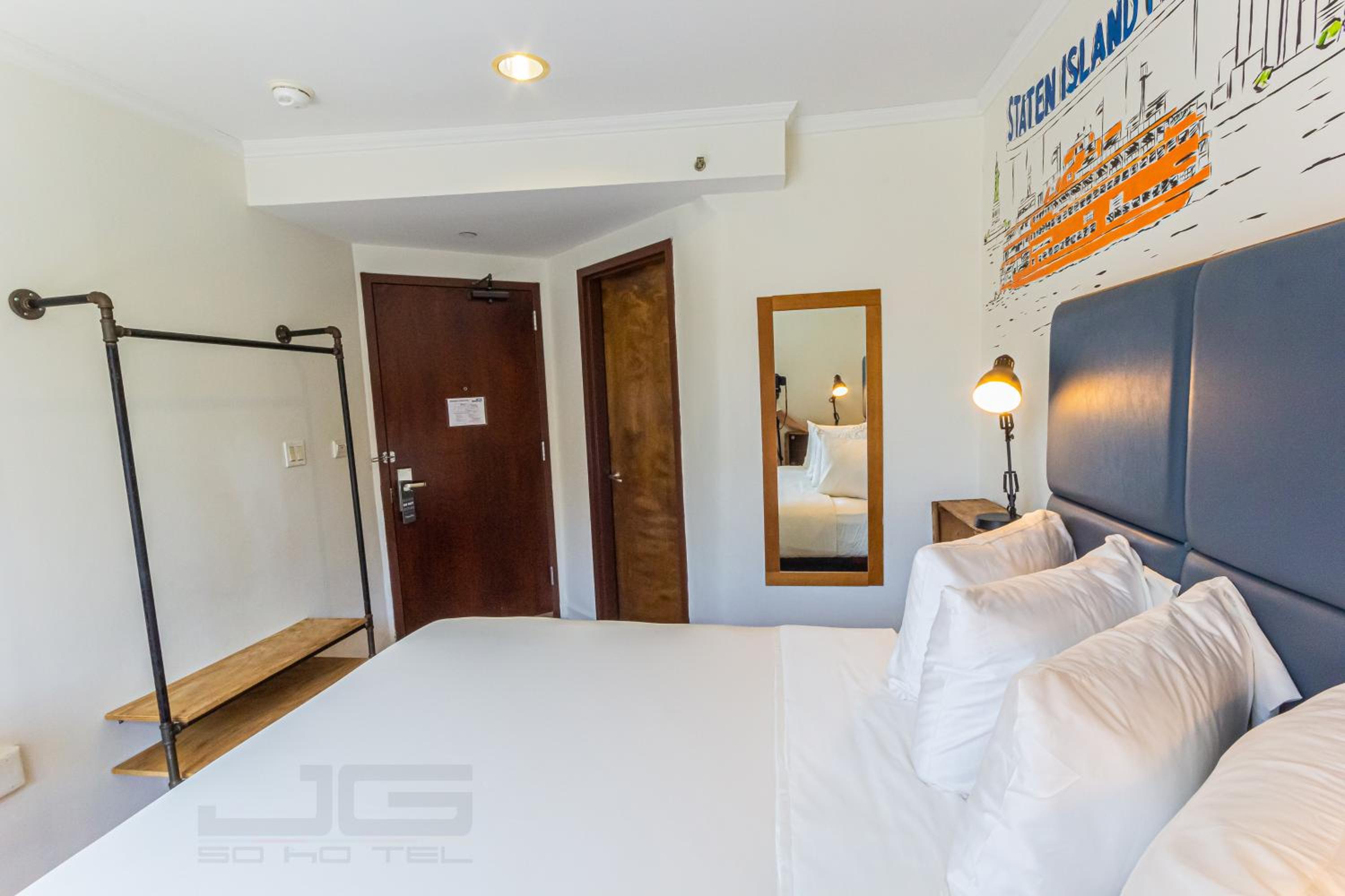 Standard King Room thumbnail 6