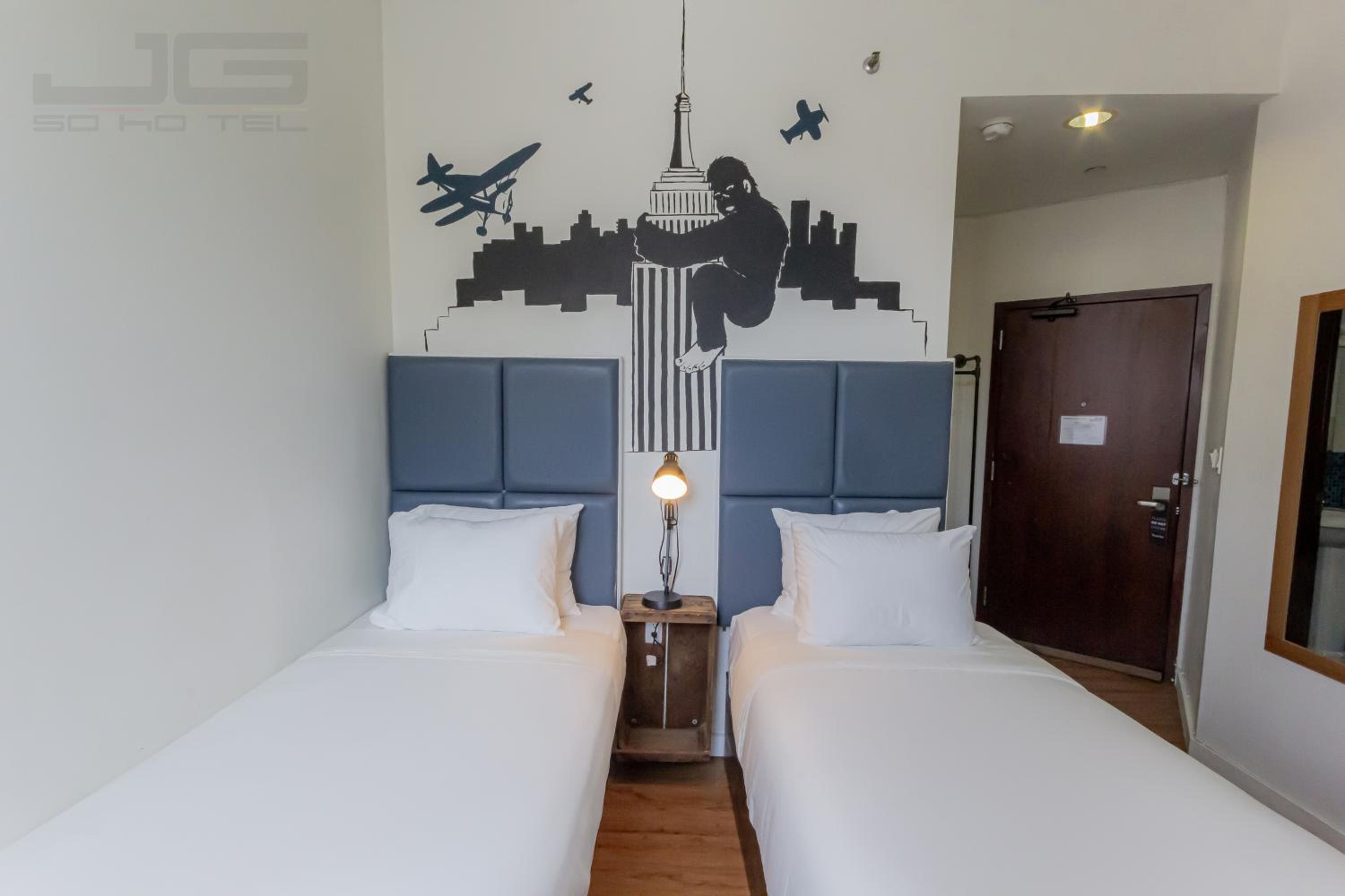 Standard Twin Room thumbnail 6