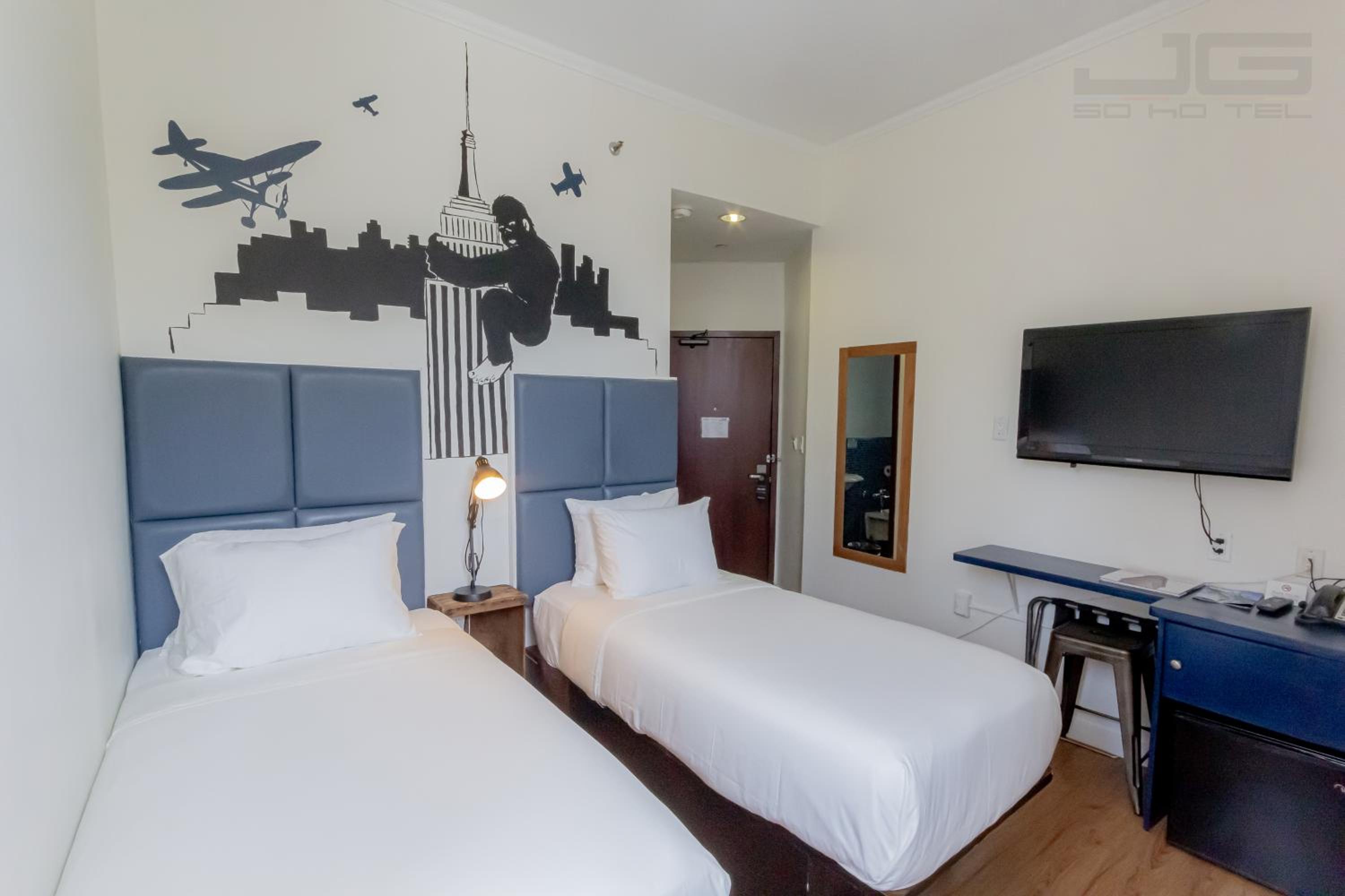 Standard Twin Room thumbnail 6