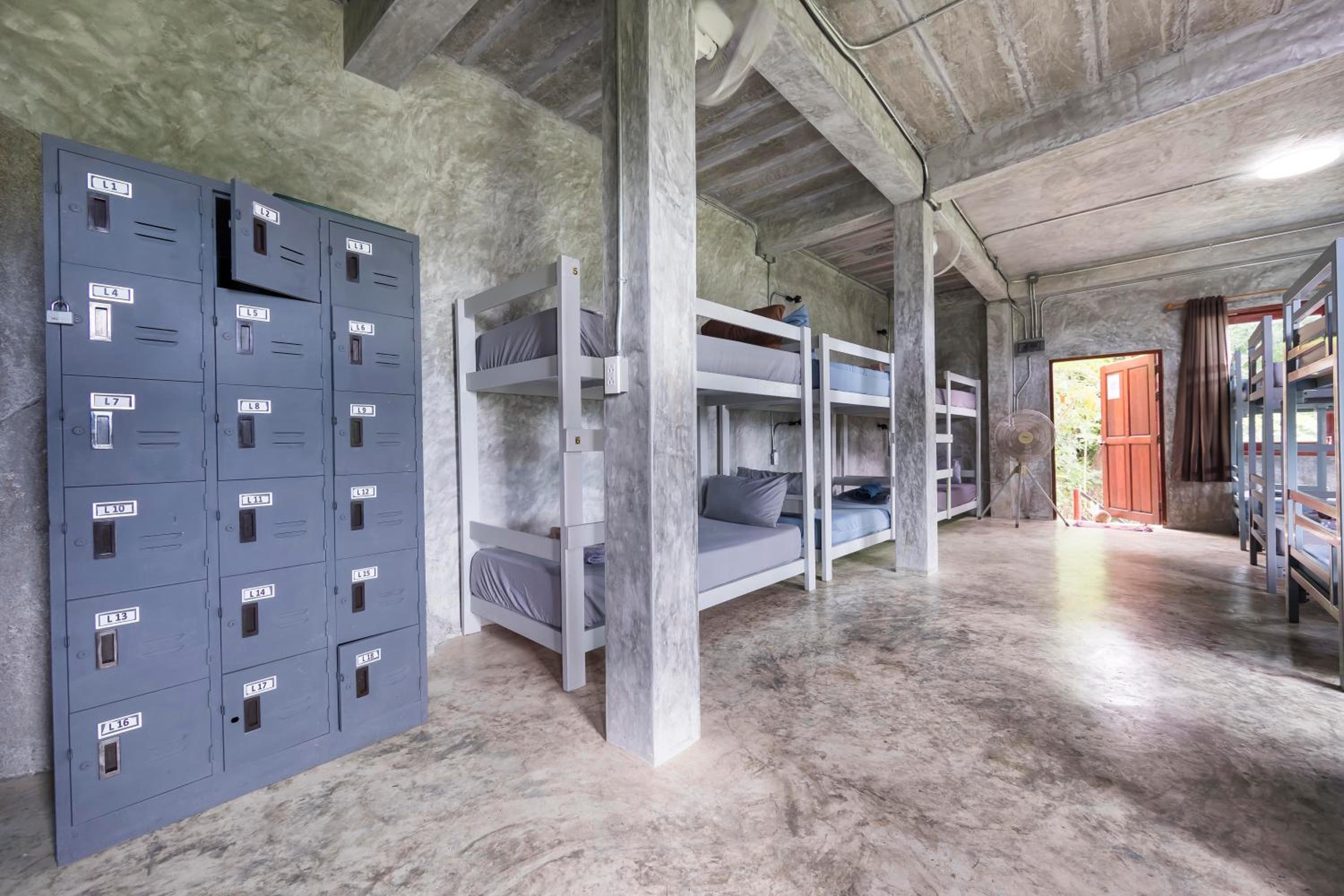 Bed in 16-Bed Mixed Dormitory Room photo 1