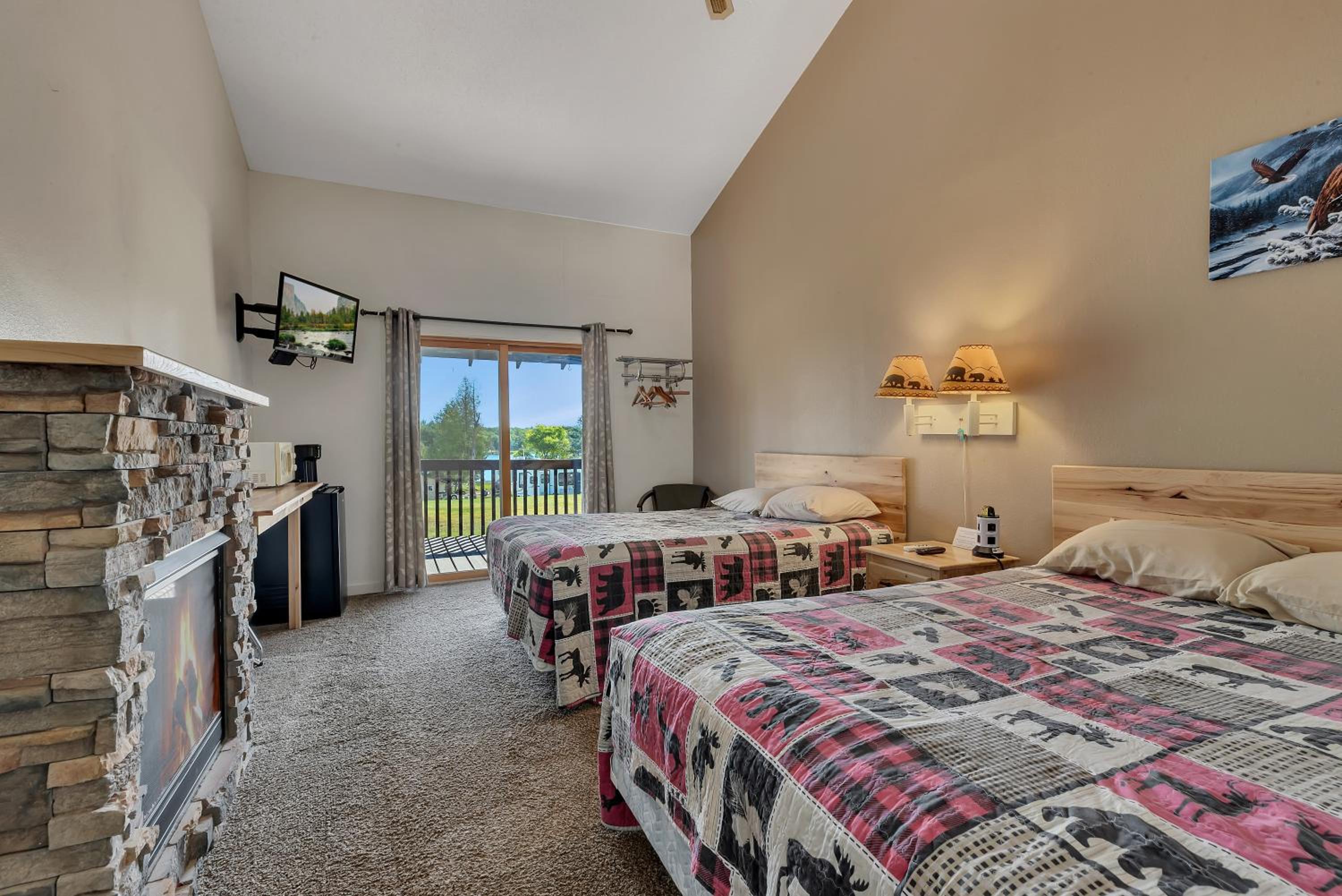 Deluxe Queen Room - Photo 14