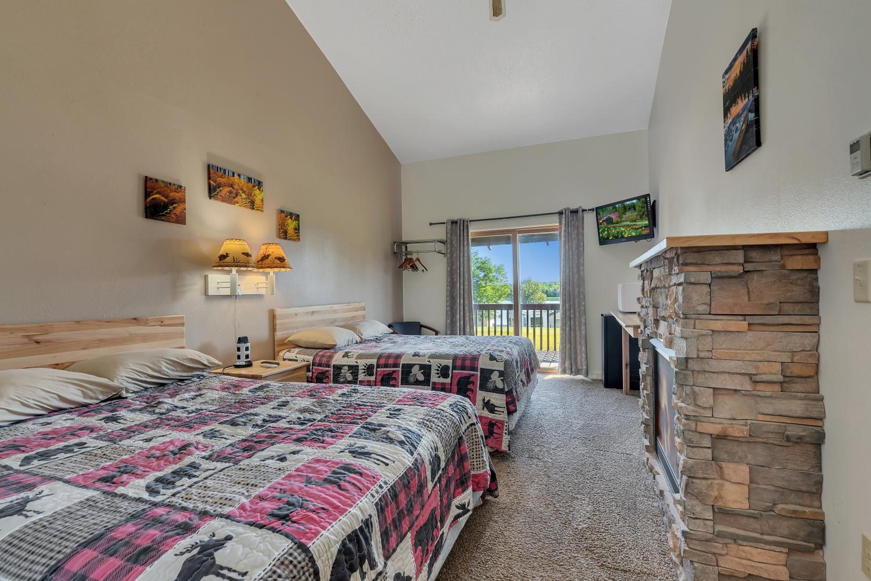 Deluxe Queen Room - Photo 16