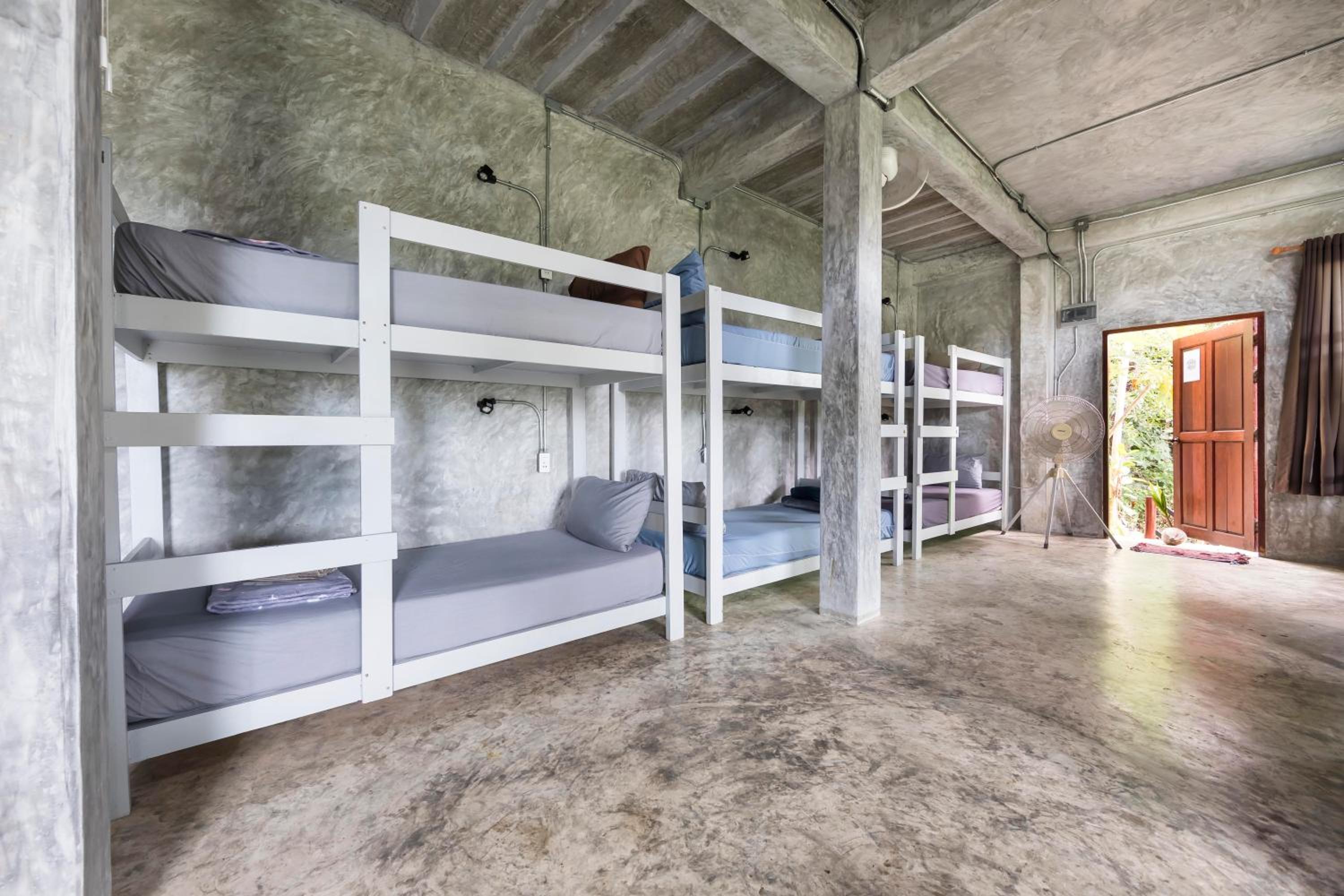 Bed in 16-Bed Mixed Dormitory Room photo 2