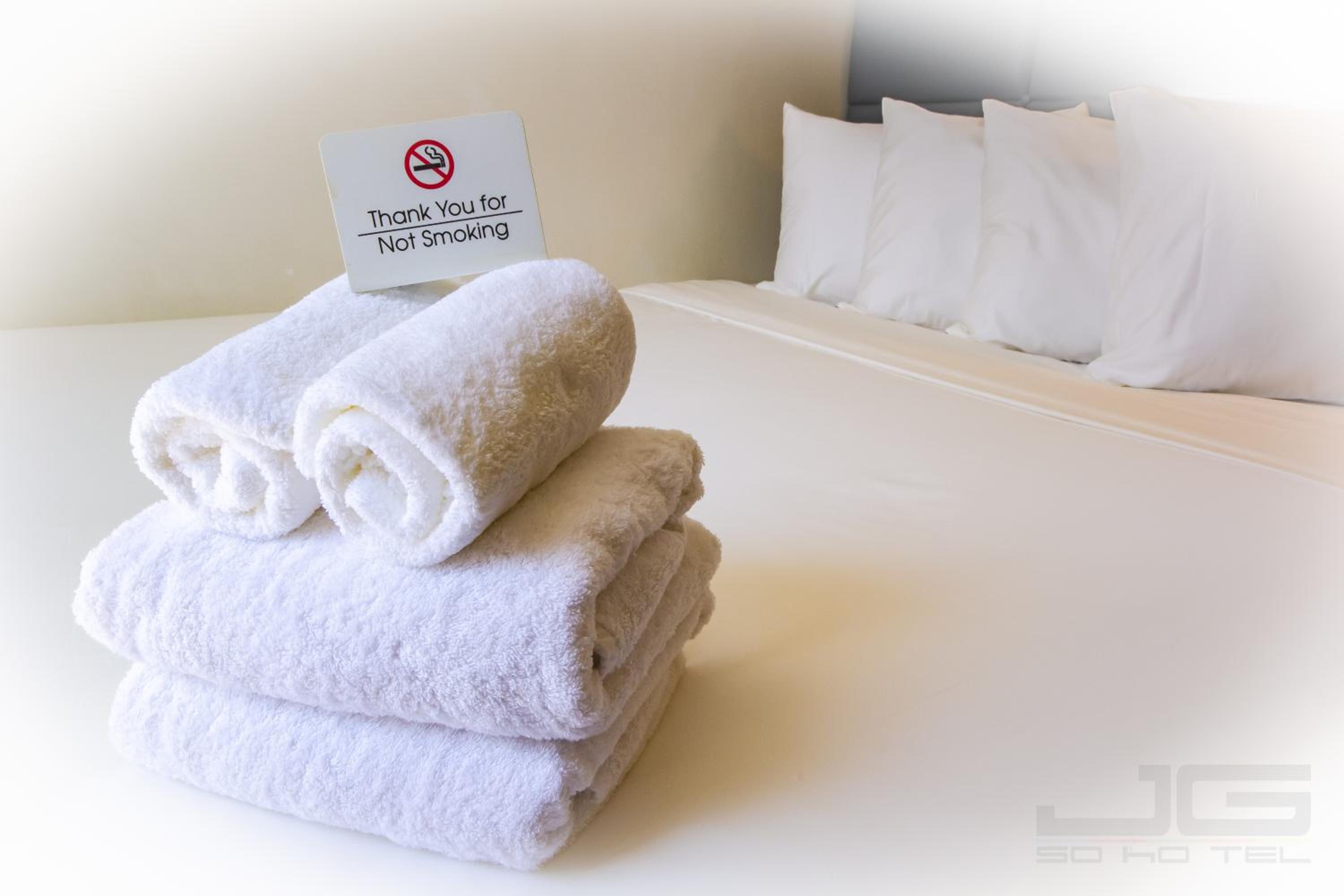 Standard Twin Room thumbnail 5