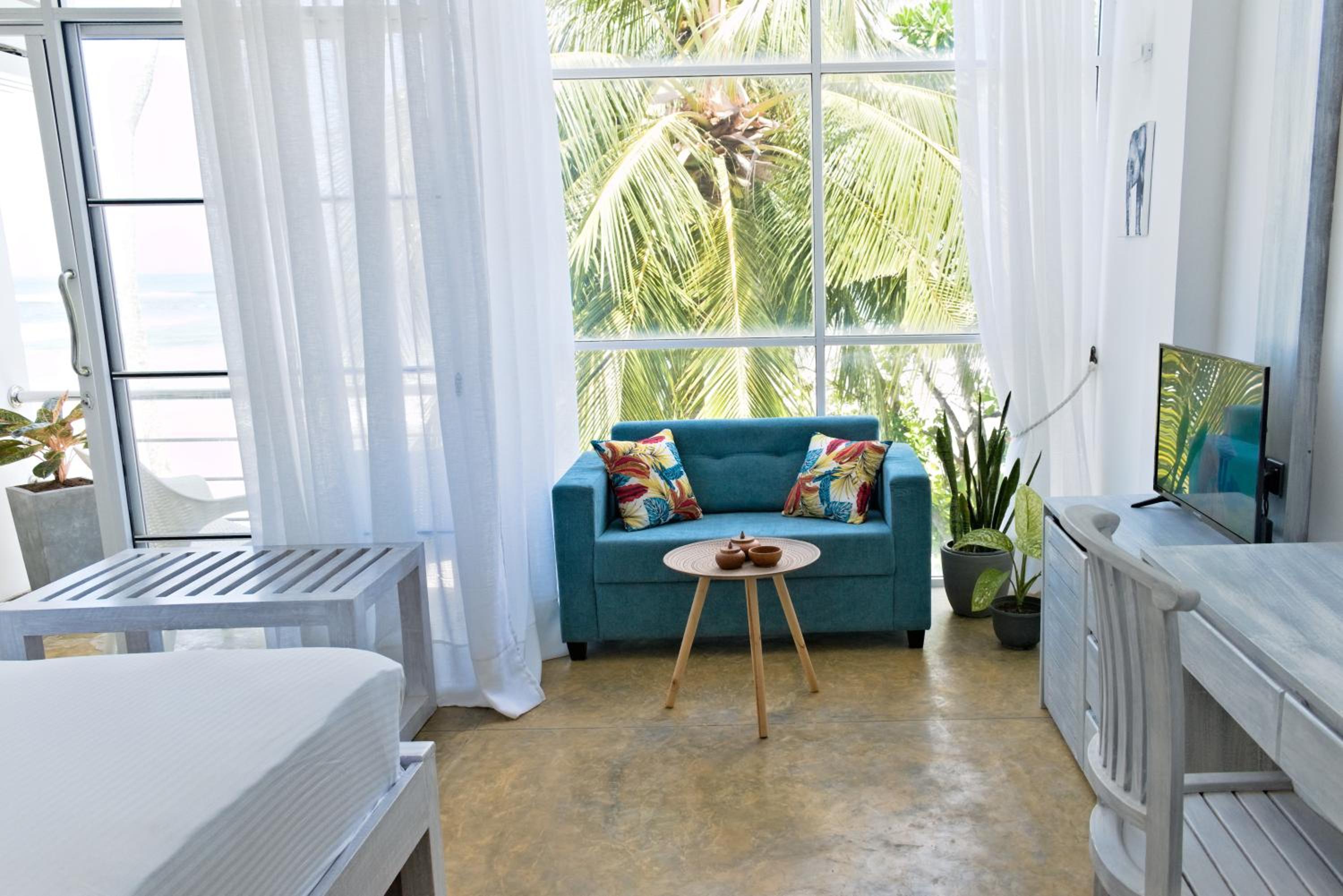 Deluxe Double Room With Balcony And Sea View - Photo 11