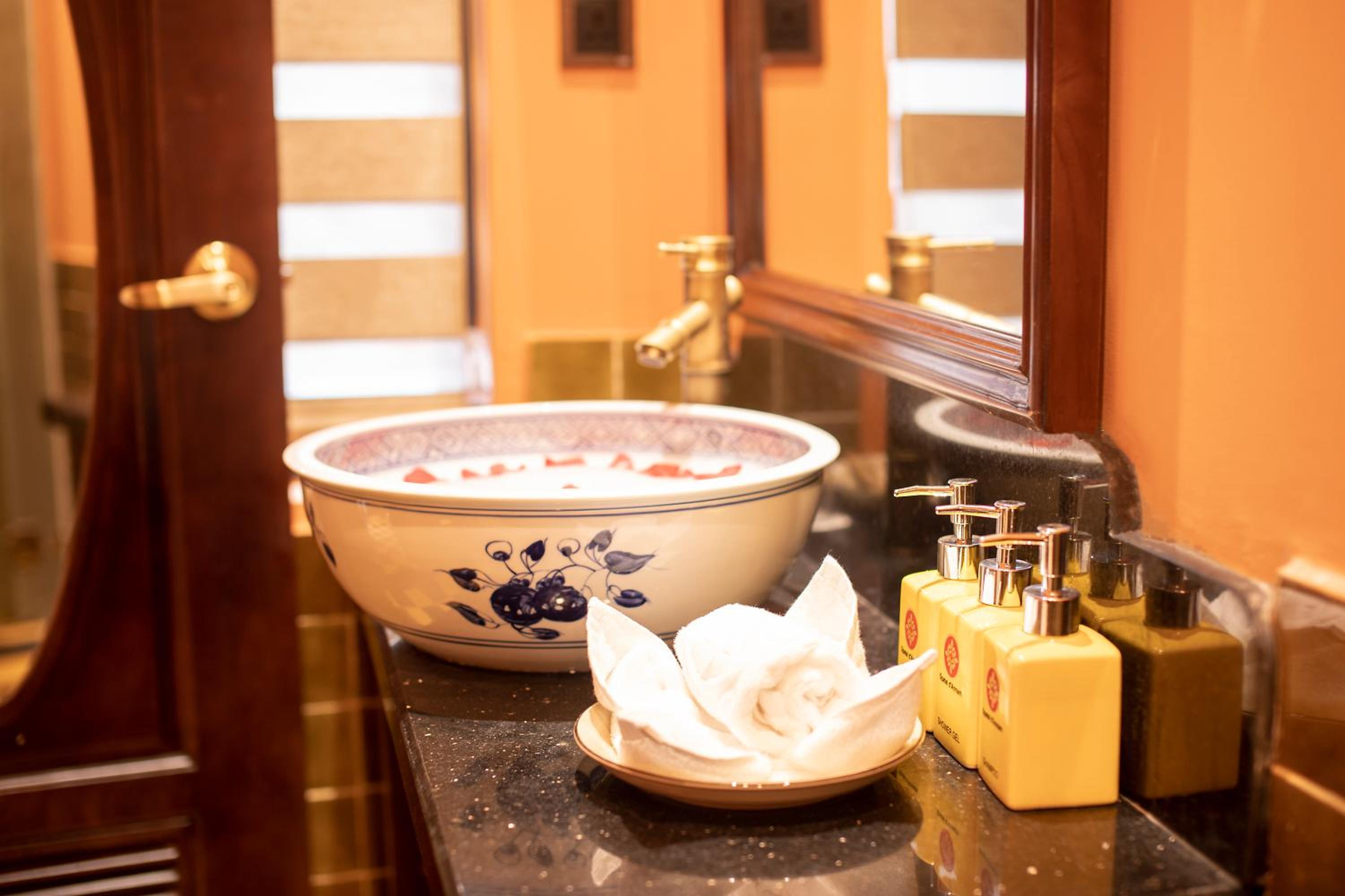 Deluxe King Room - Photo 8
