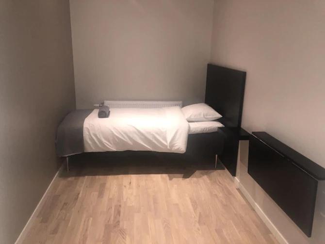 Single Room with Shared Bathroom and without Window