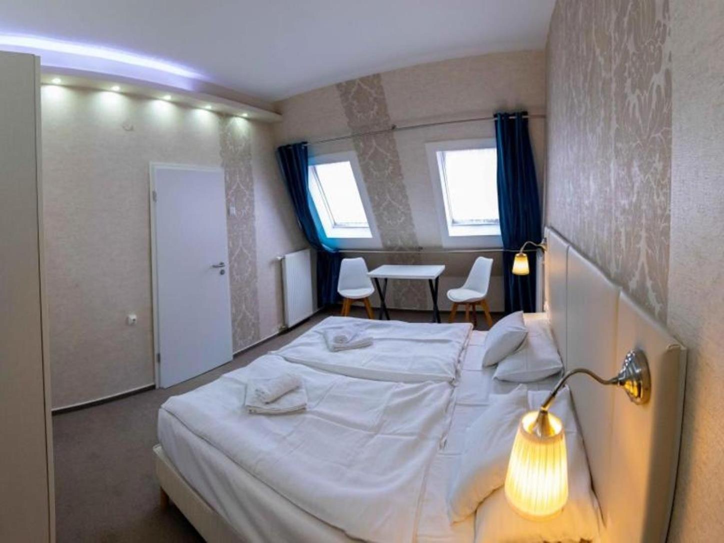 Suite - Photo 1