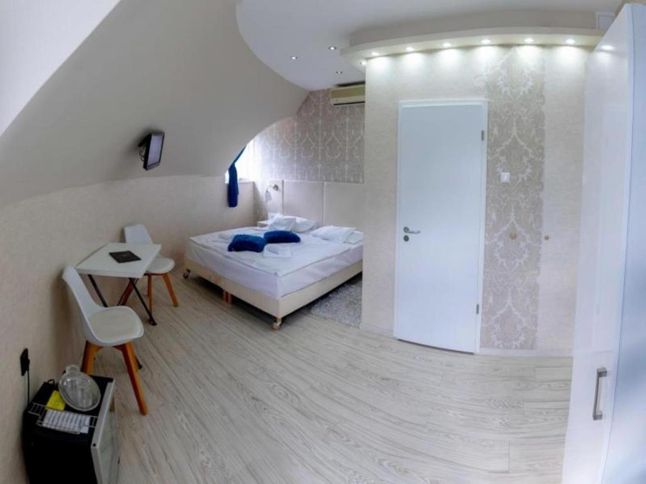Standard Double Room - Photo 14