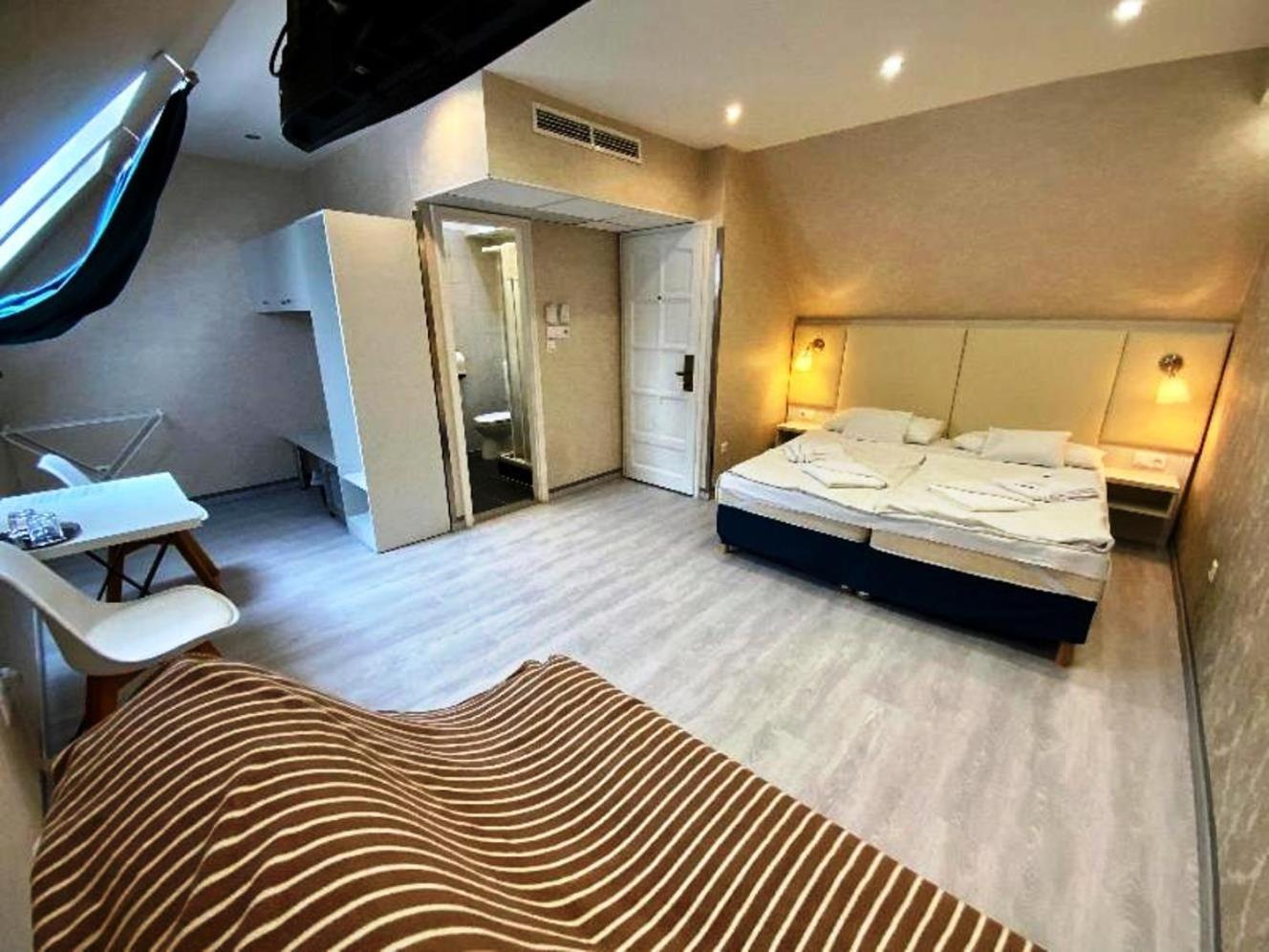 Standard Double Room - Photo 10