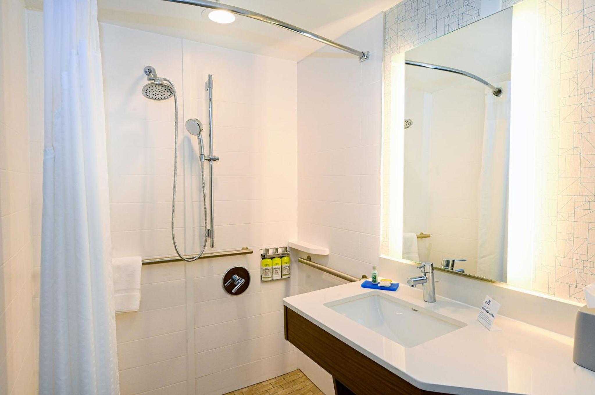 Standard Queen Room with Two Queen Beds and Mobility Accessible Tub - Photo 3