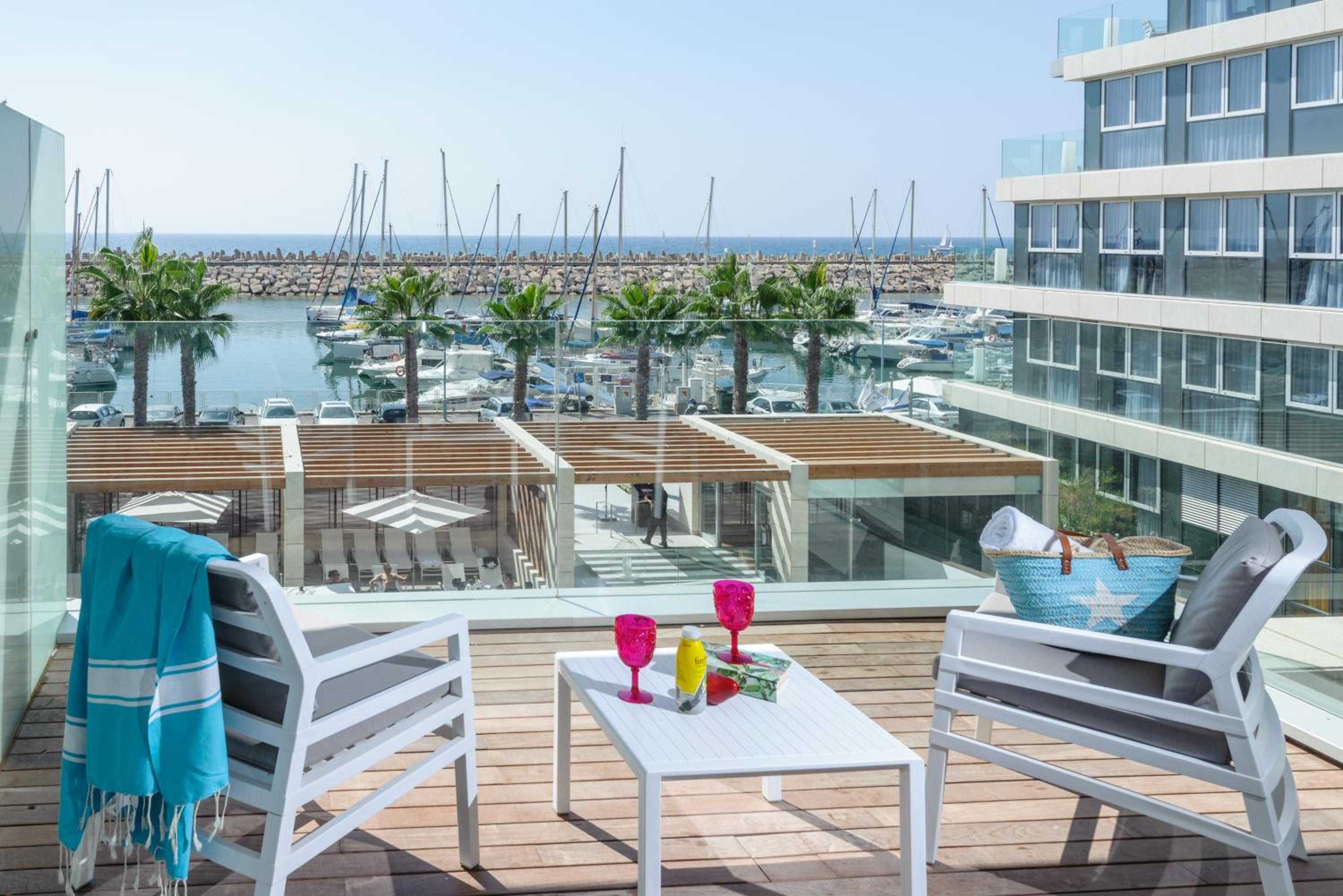 Executive Double Room with Pool View and Balcony thumbnail 5
