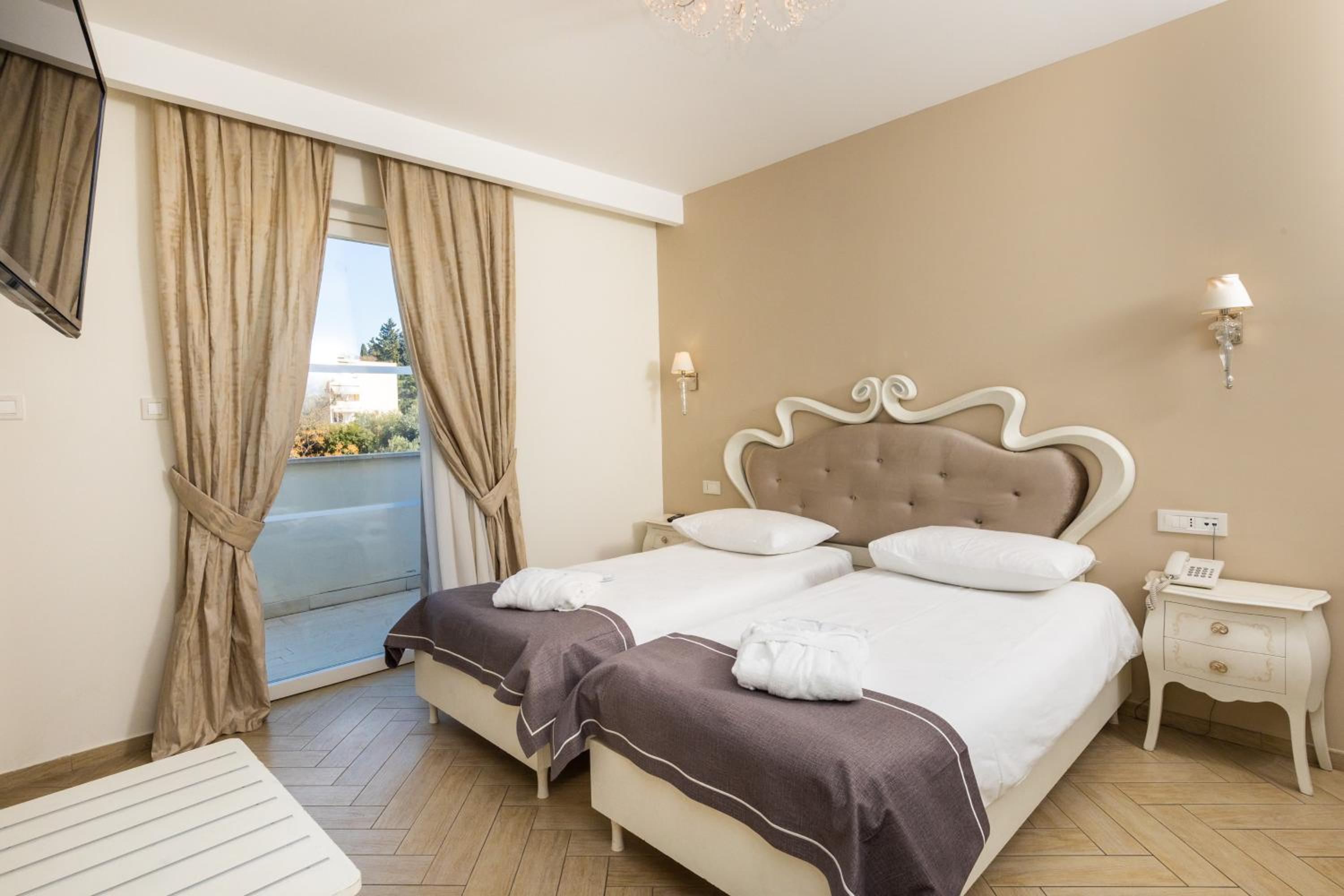 Double or Twin Room with Balcony - Annex Villa