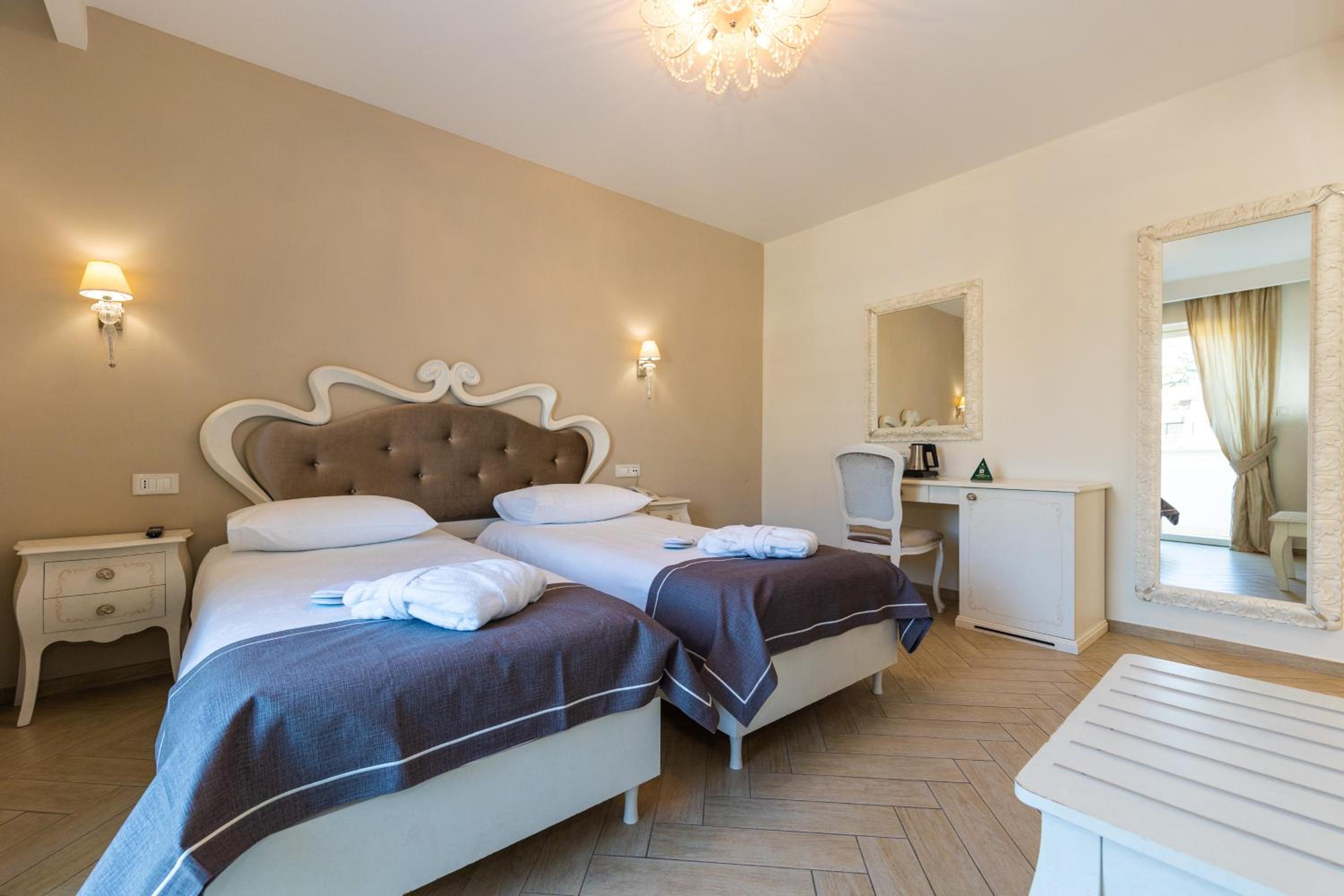 Double or Twin Room with Balcony - Annex Villa