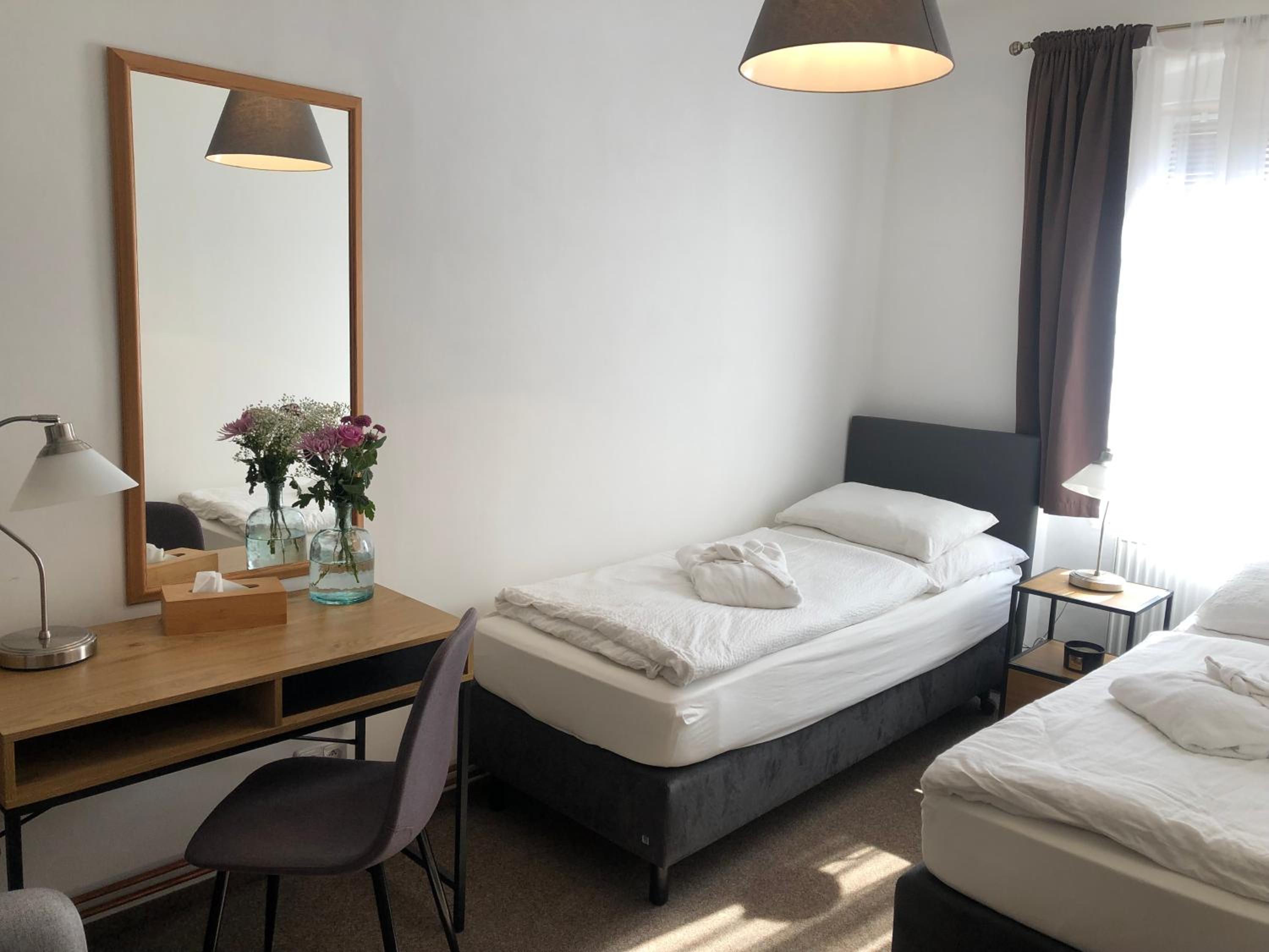 Economy Twin Room photo 3