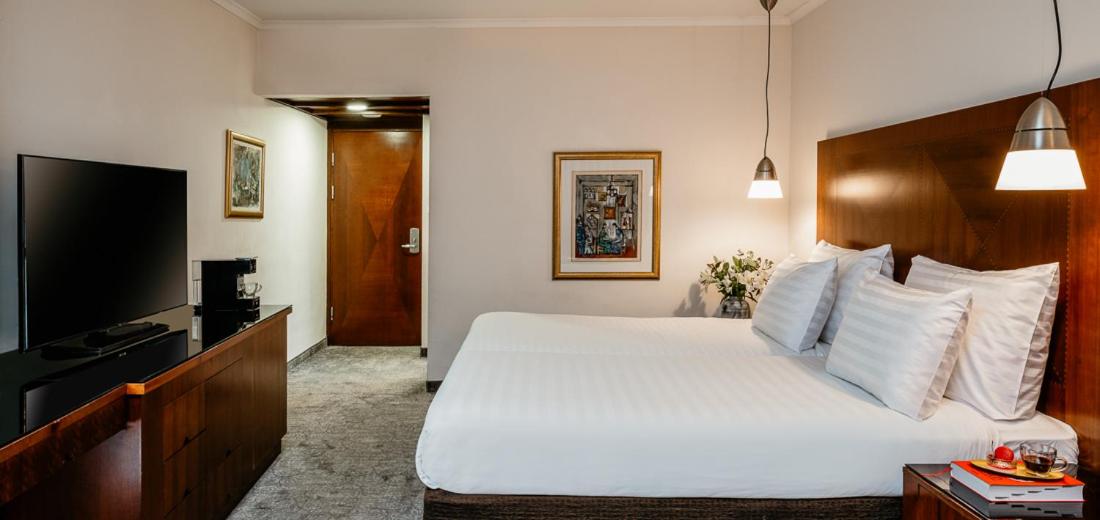 Deluxe King Room with Sea View - Photo 3