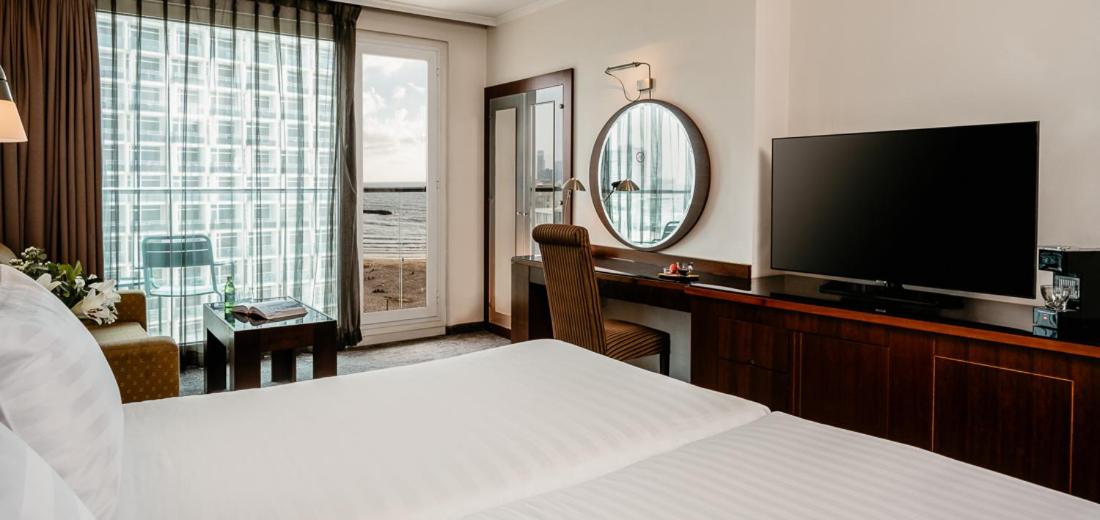 Deluxe King Room with Sea View - Photo 1