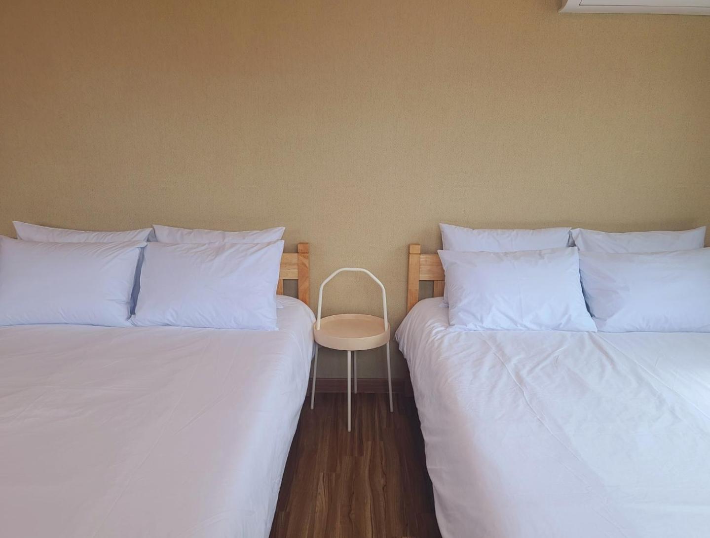 Large Twin Room - Photo 1