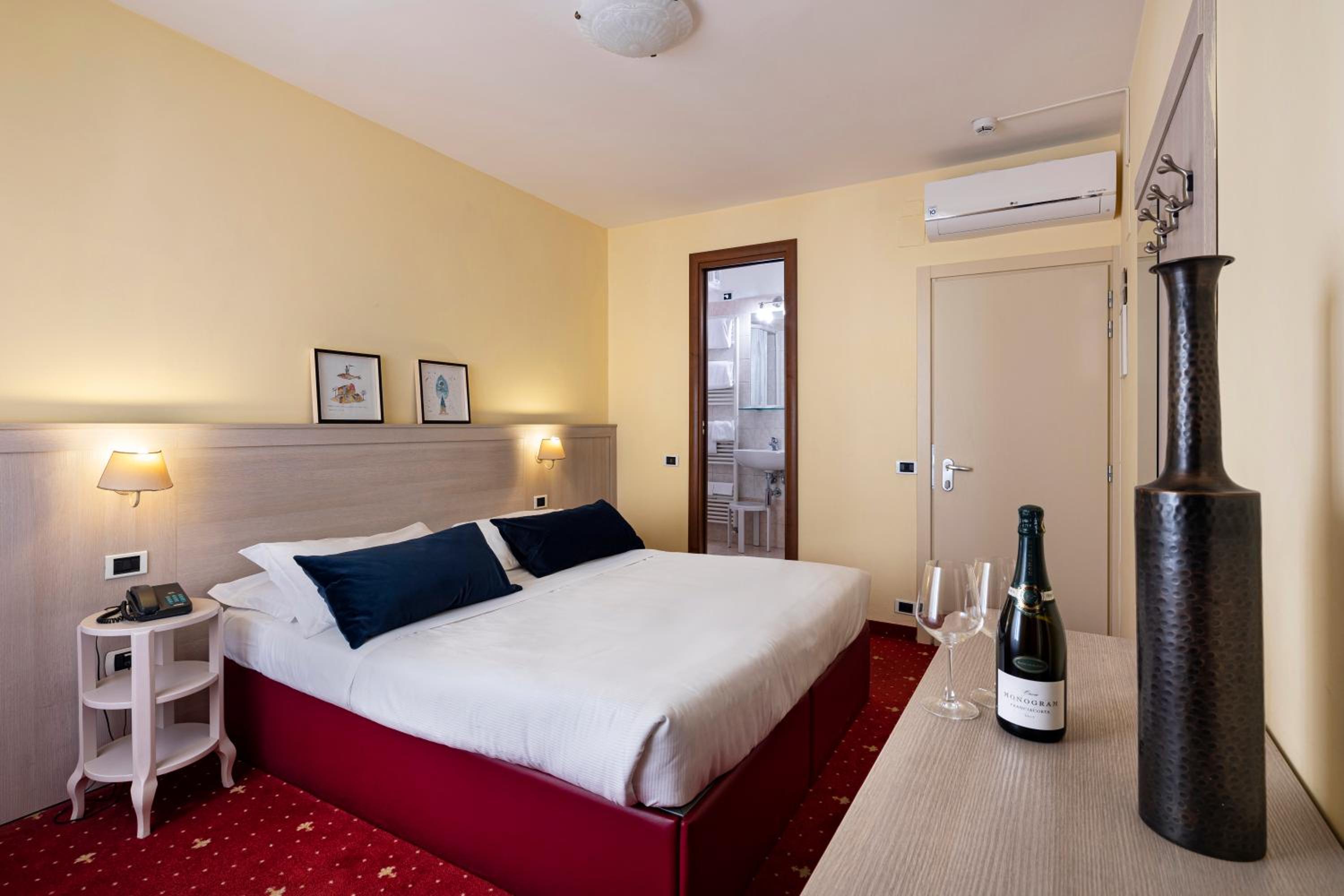 Double or Twin Room - Photo 2