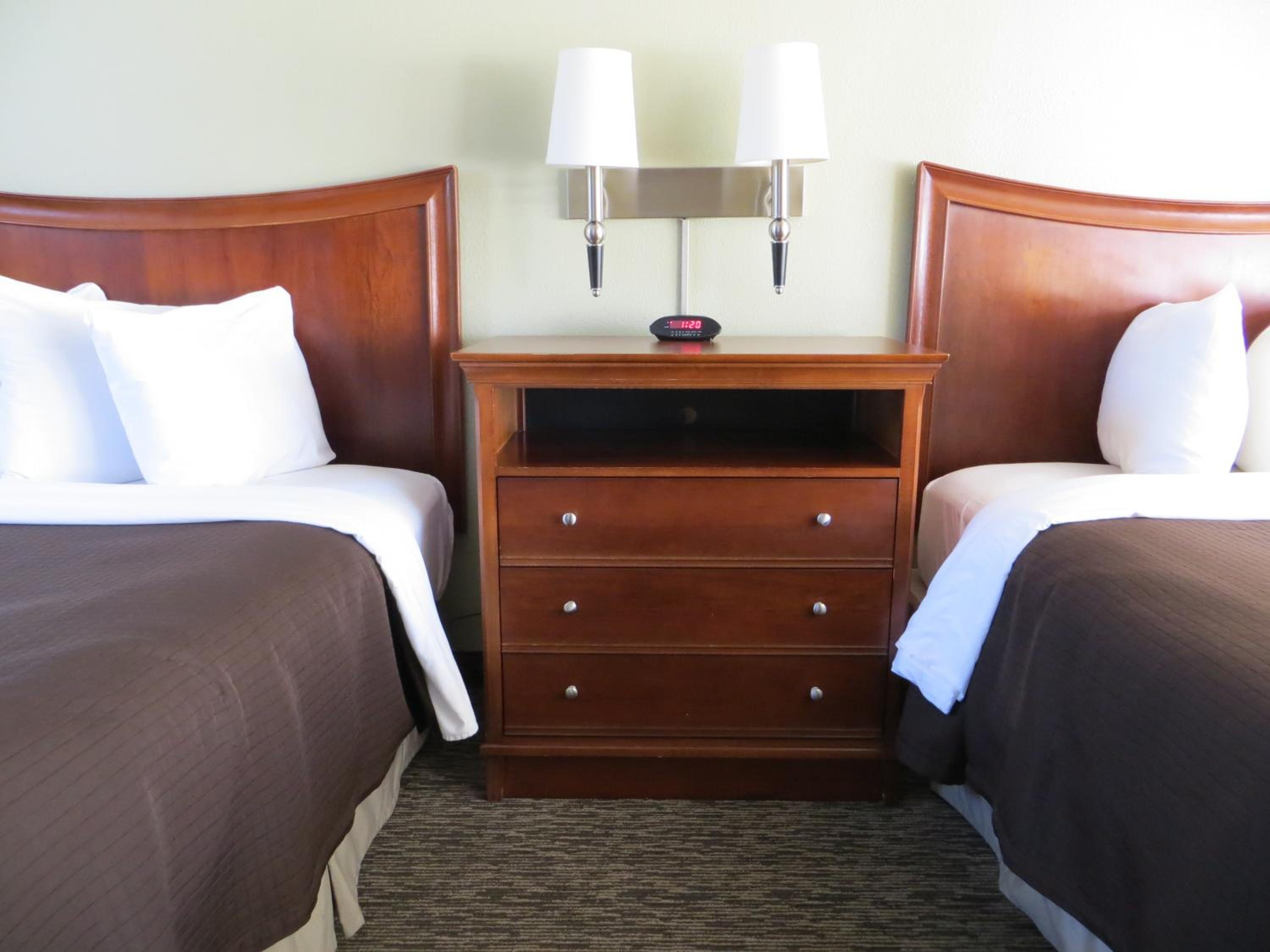 Queen Room with Two Queen Beds - Photo 8