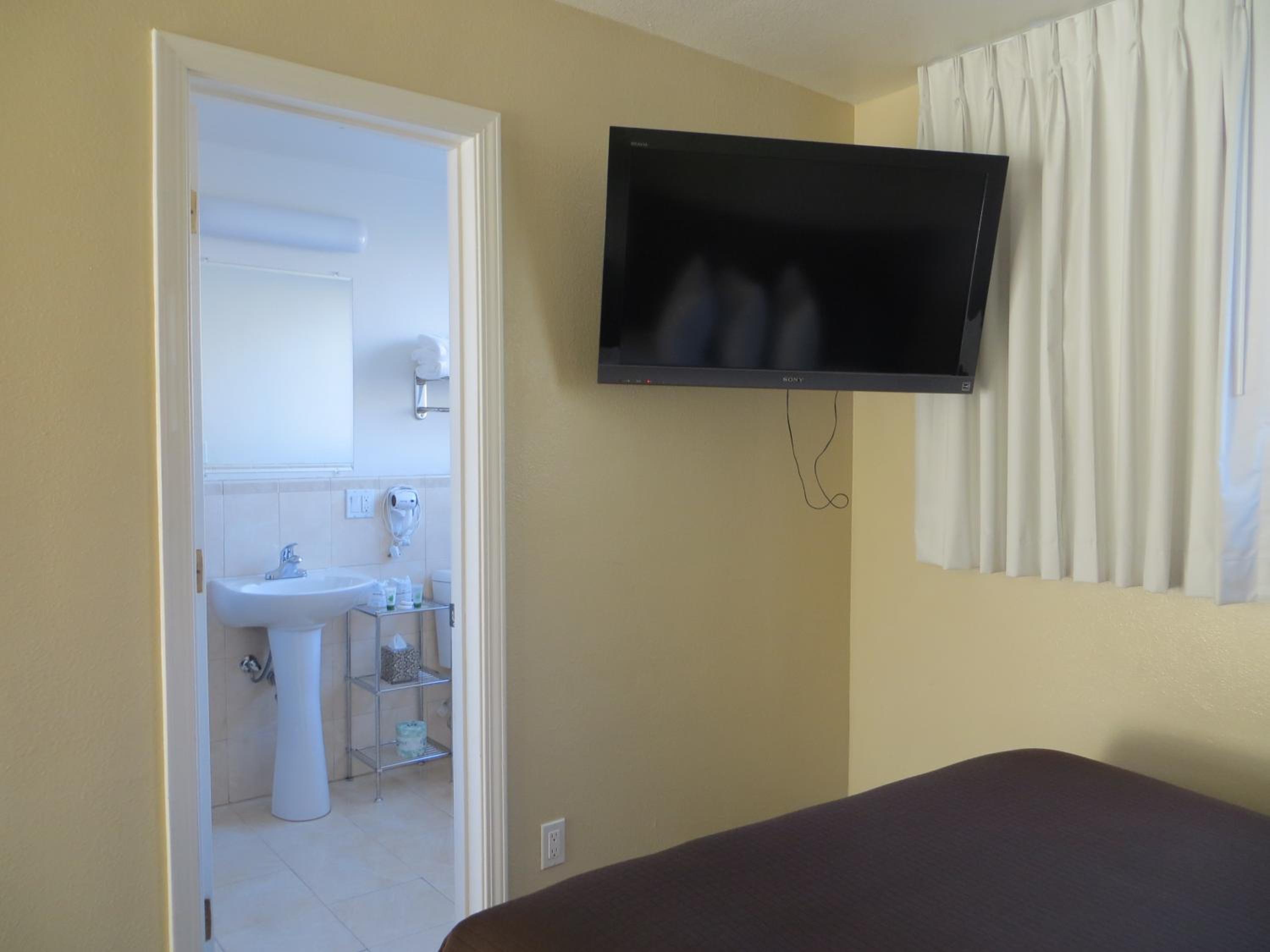 Queen Room with Two Queen Beds - Photo 9