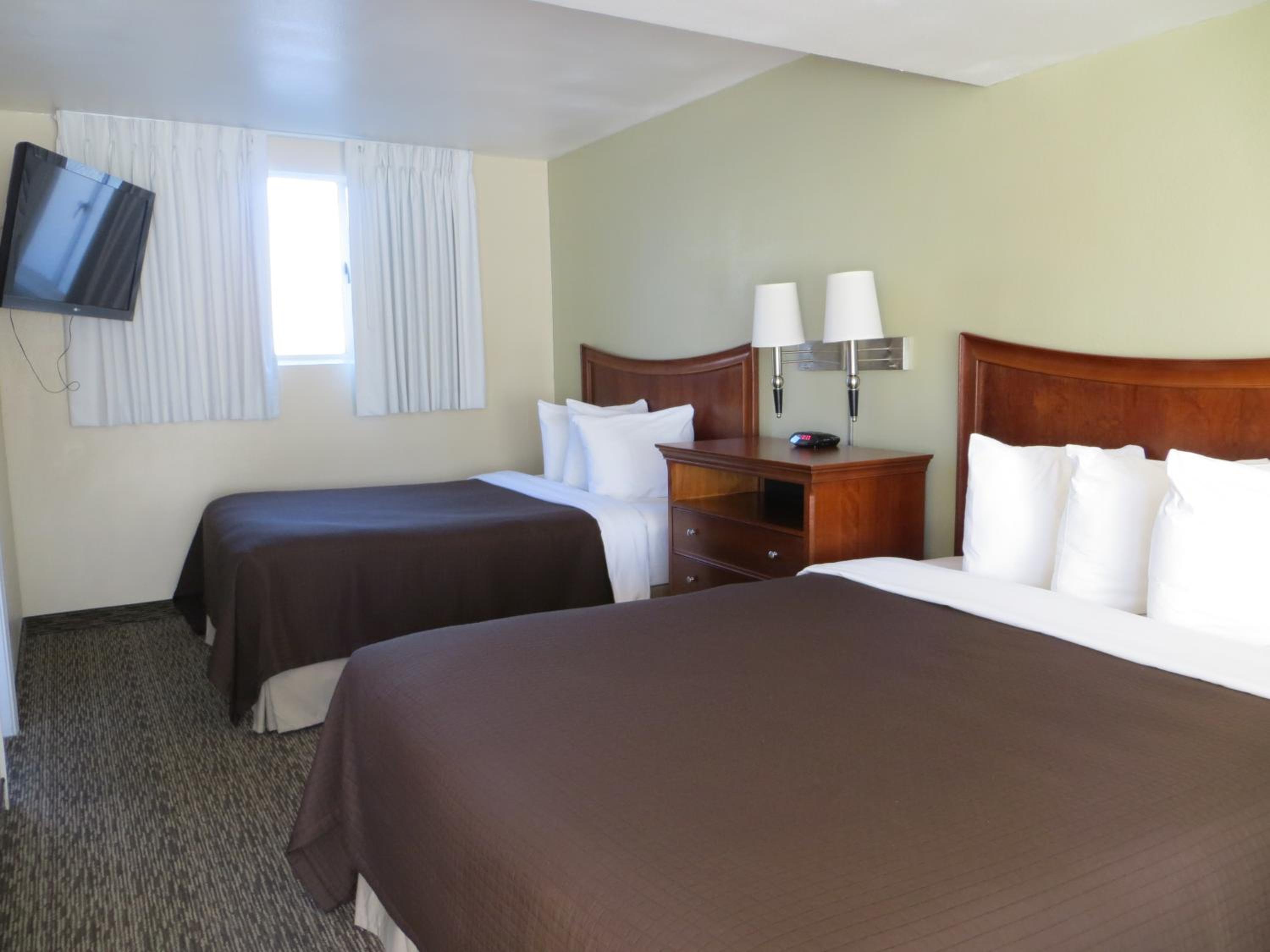 Queen Room with Two Queen Beds - Photo 4