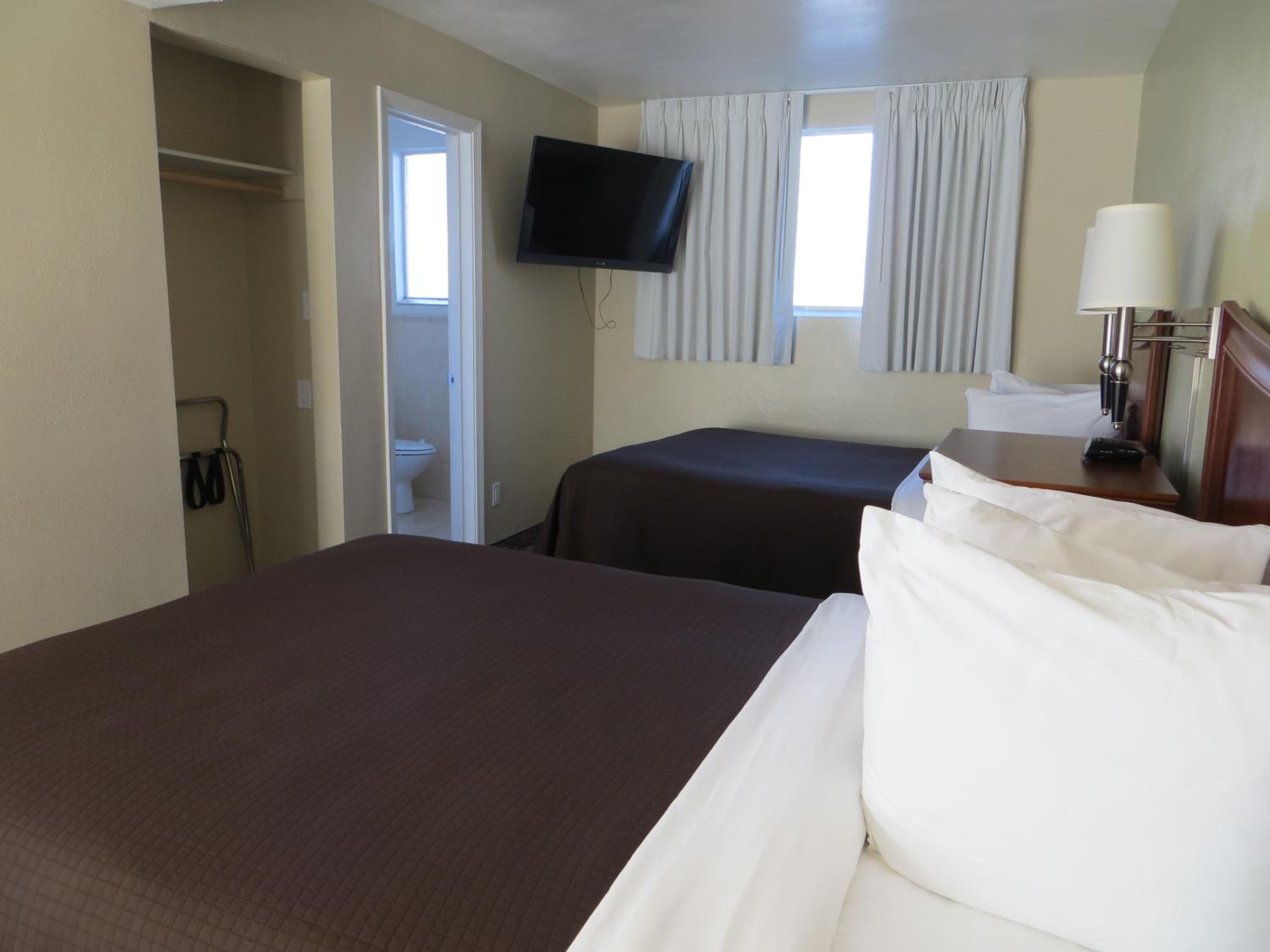 Queen Room with Two Queen Beds - Photo 12