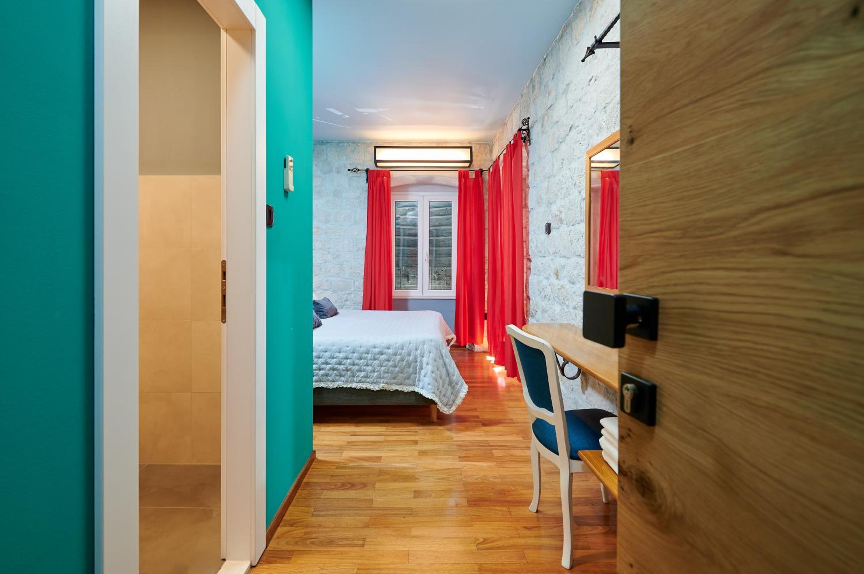 Deluxe Double Room - Photo 8