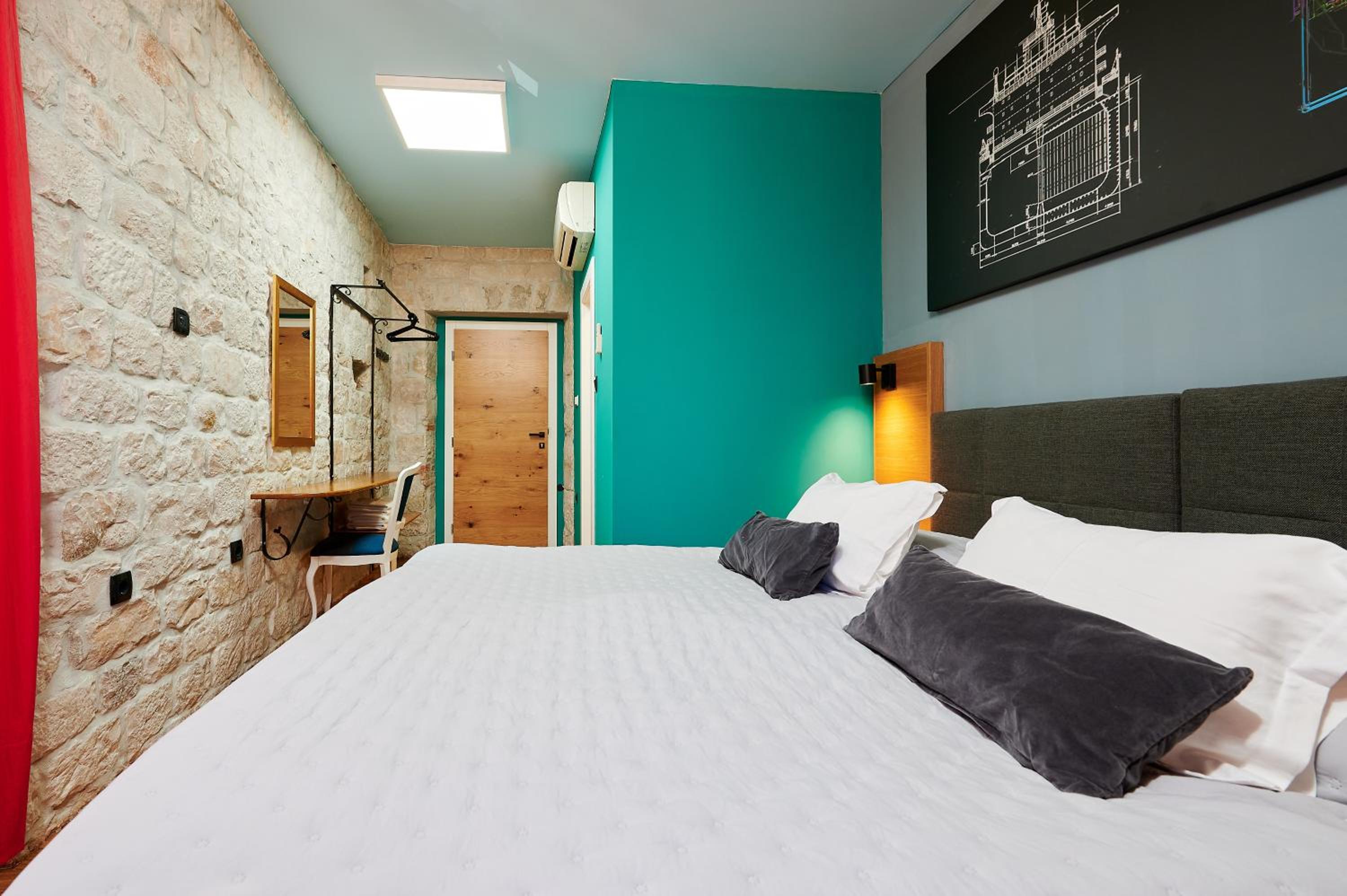 Deluxe Double Room - Photo 9