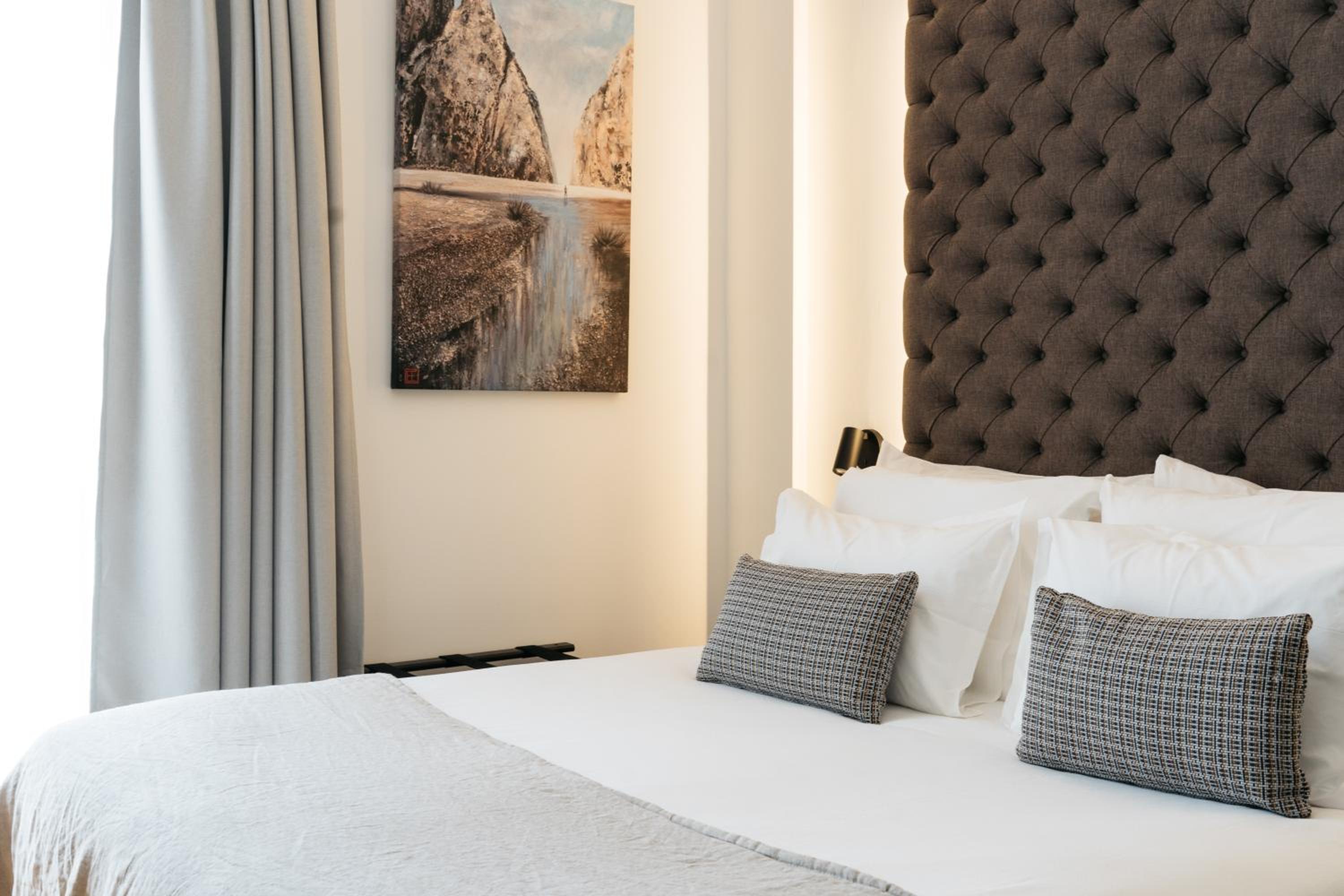 Standard Double Room - Photo 9